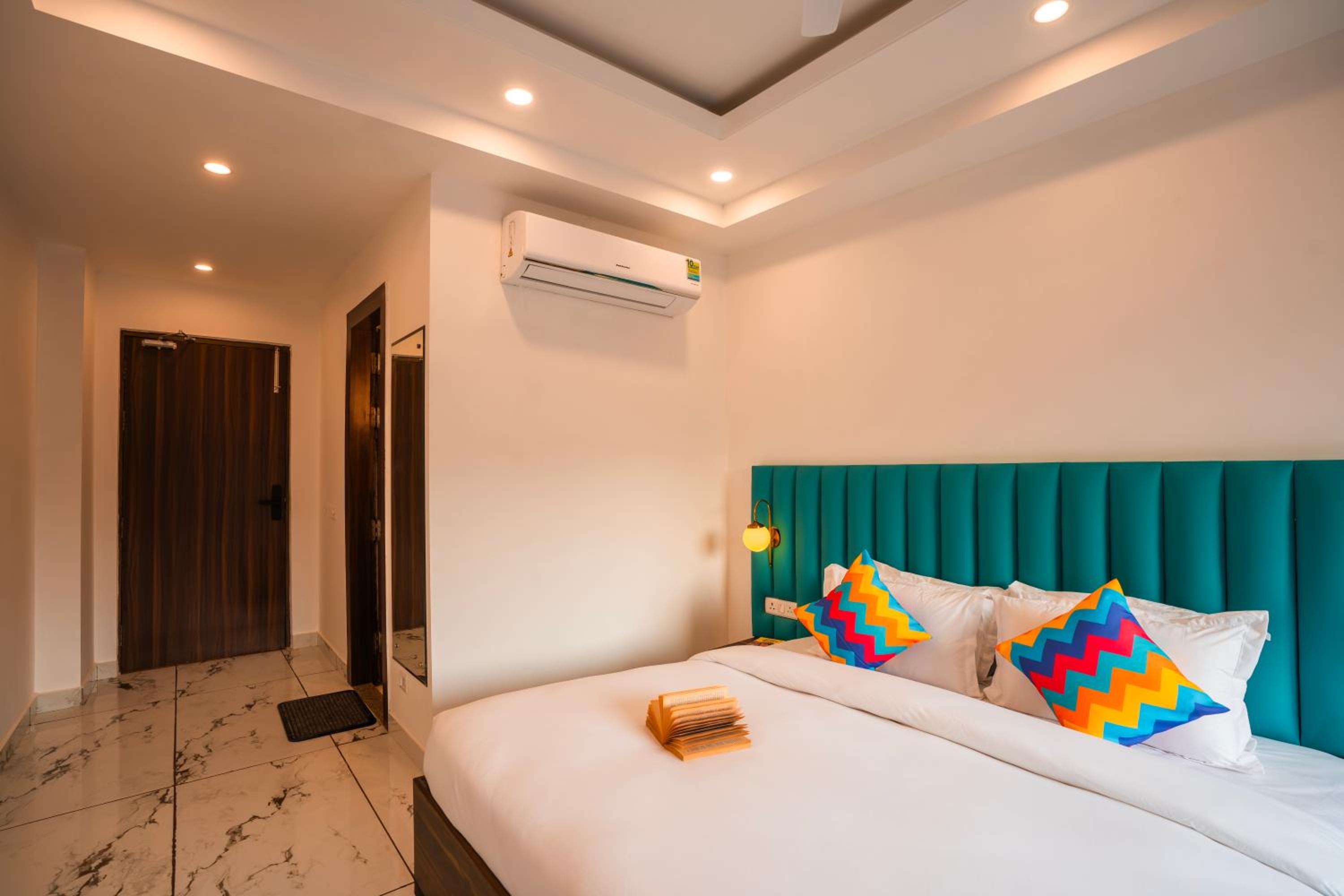 goSTOPS Gurugram, Baani Square PLUS - Private Rooms & Dorms