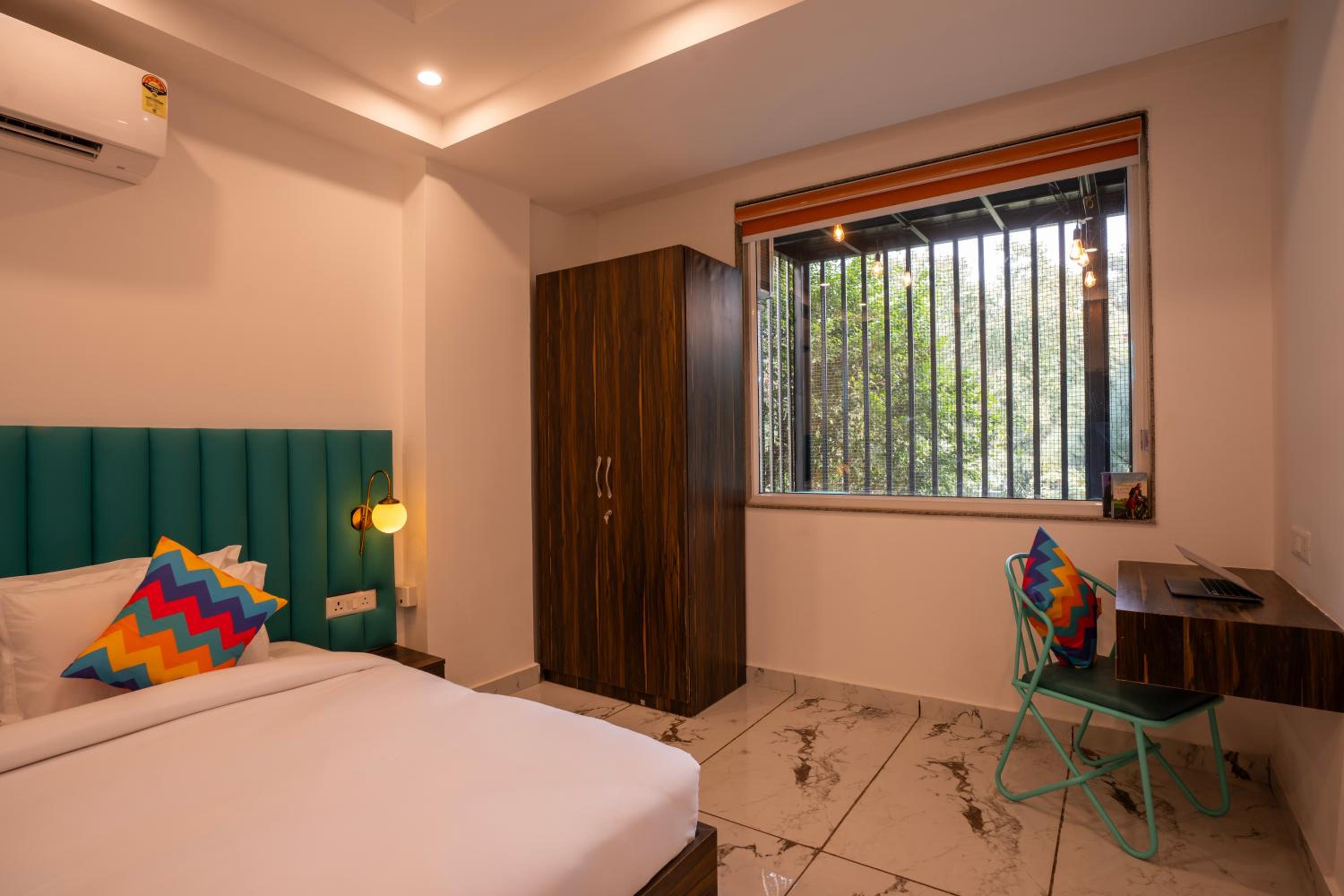 goSTOPS Gurugram, Baani Square PLUS - Private Rooms & Dorms