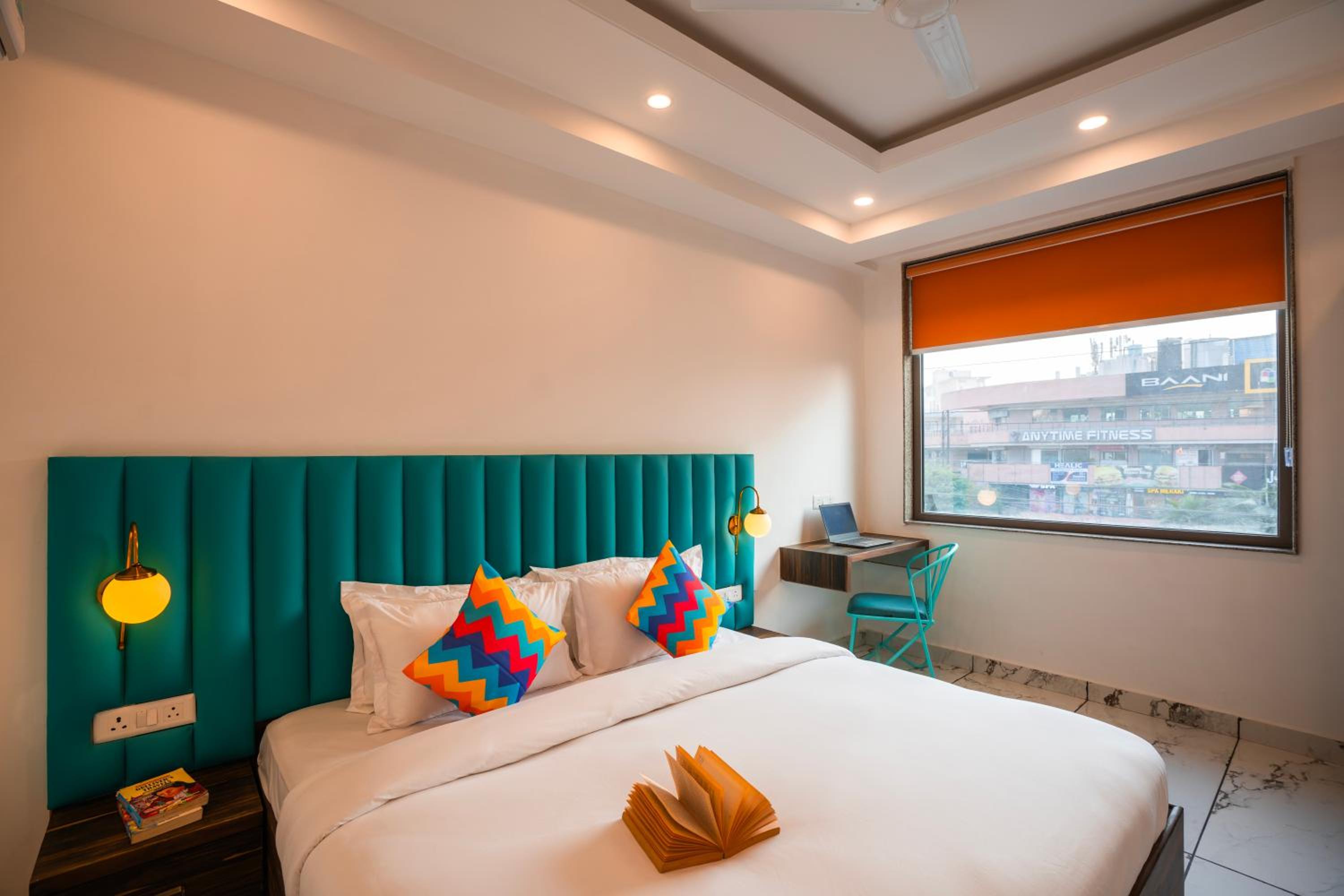 goSTOPS Gurugram, Baani Square PLUS - Private Rooms & Dorms