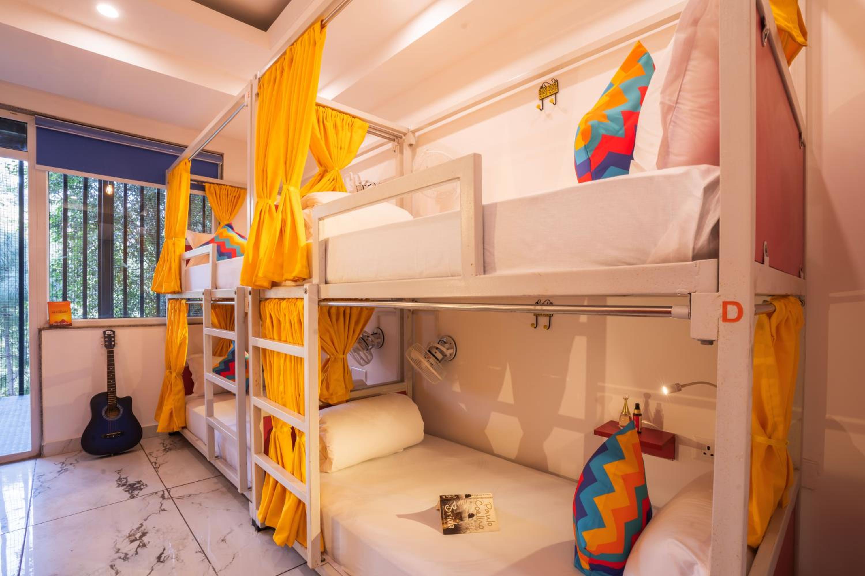 goSTOPS Gurugram, Baani Square PLUS - Private Rooms & Dorms