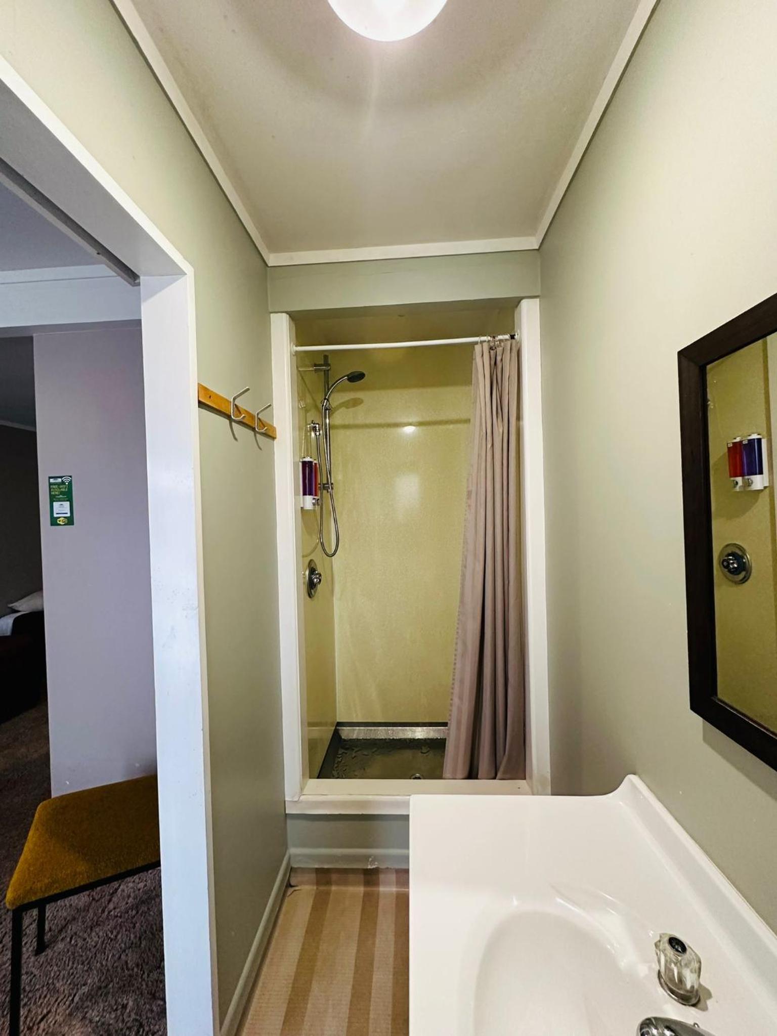 The Crossing Lodge & Backpackers