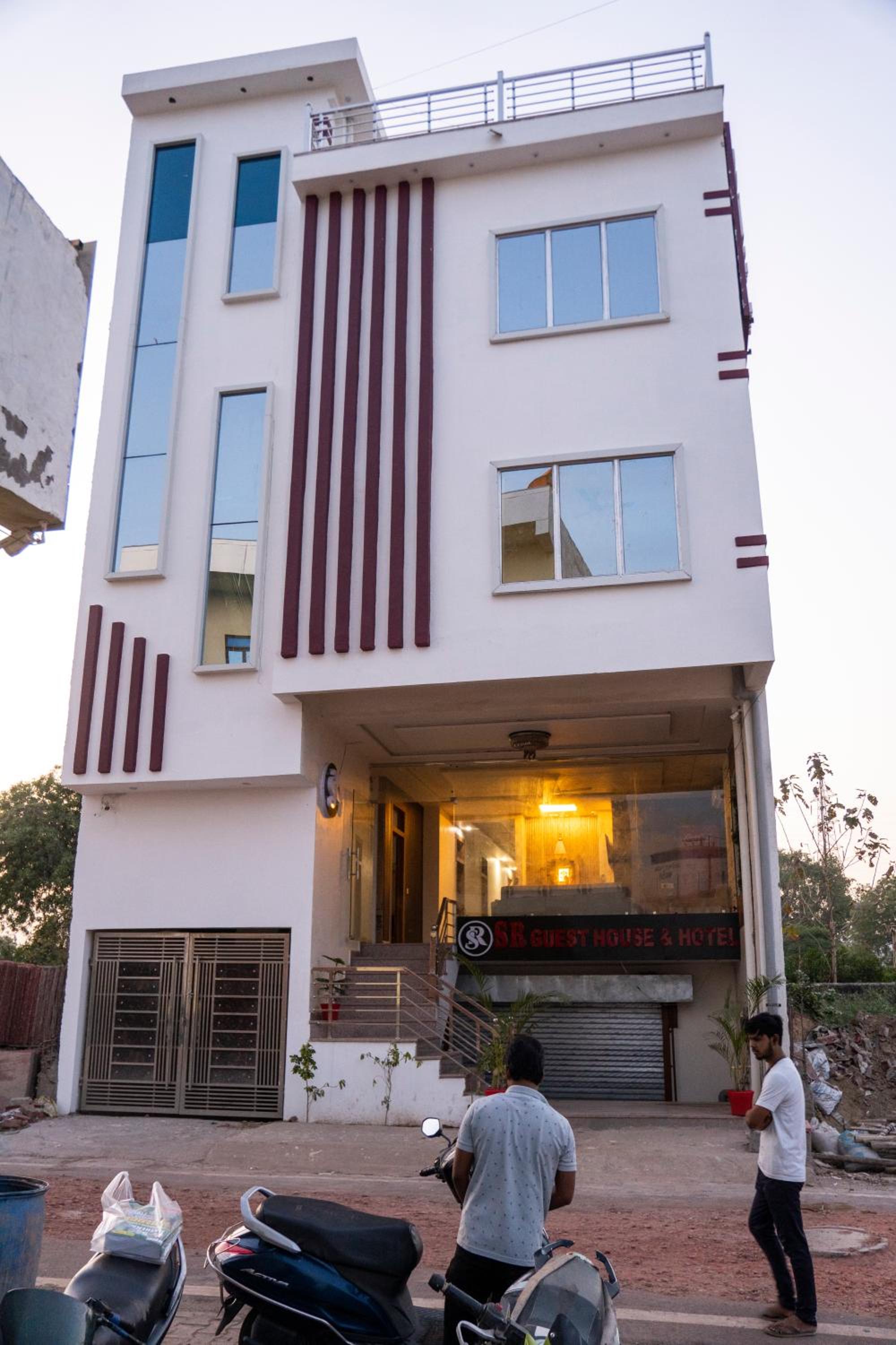 SR GUEST HOUSE & HOTEL