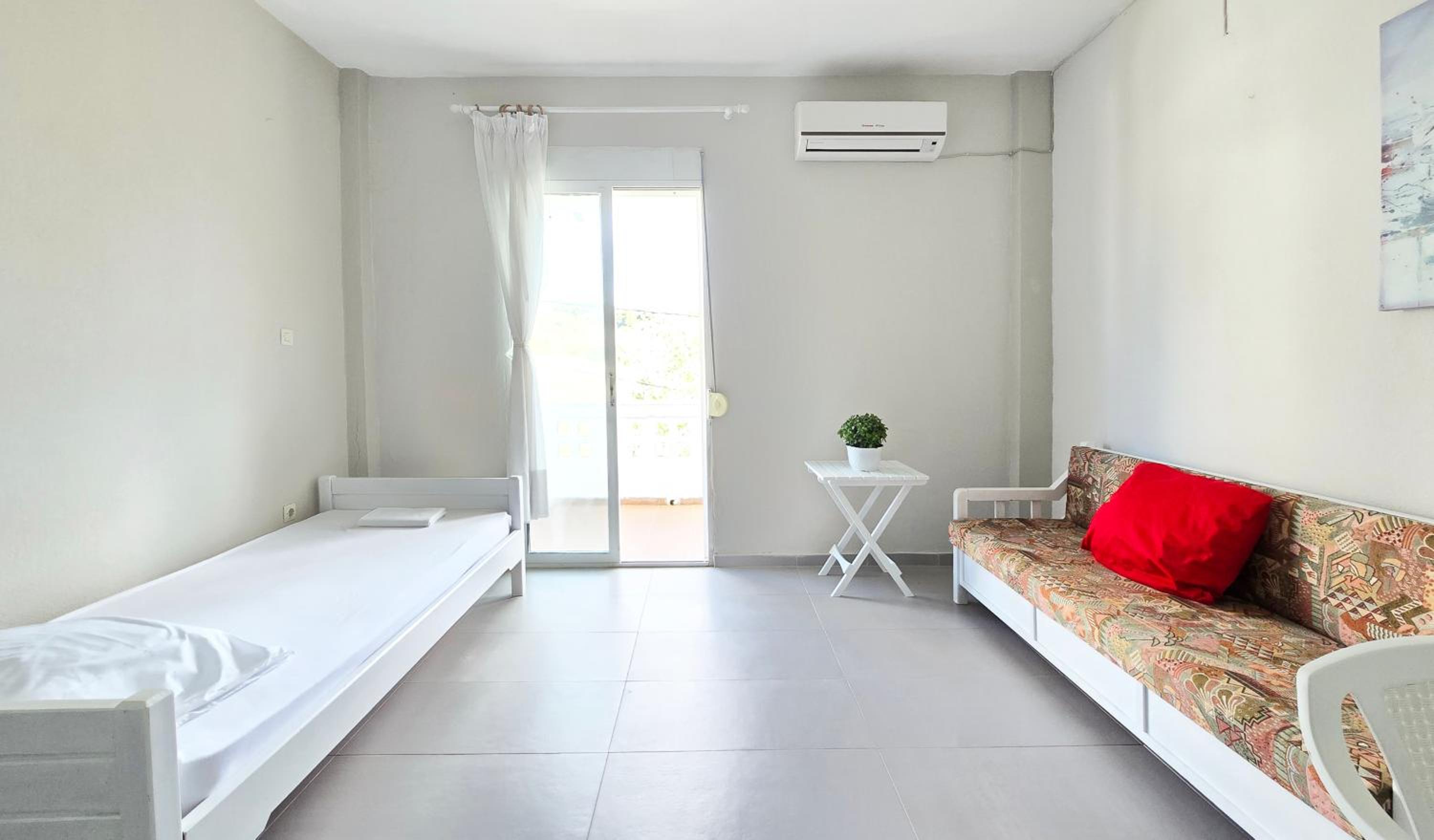 Beachfront 1BR Apt photo 3