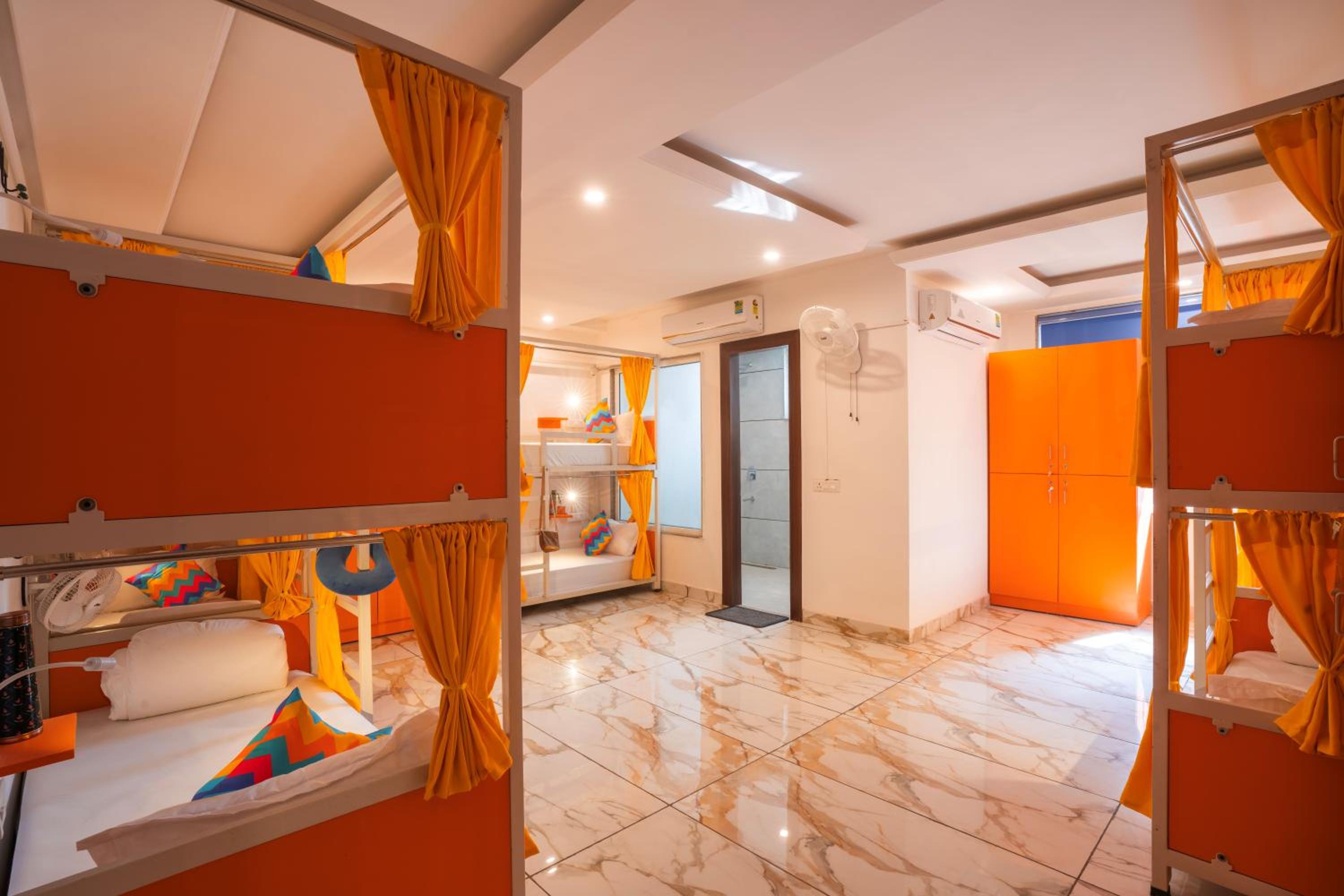 goSTOPS Gurugram, Baani Square PLUS - Private Rooms & Dorms