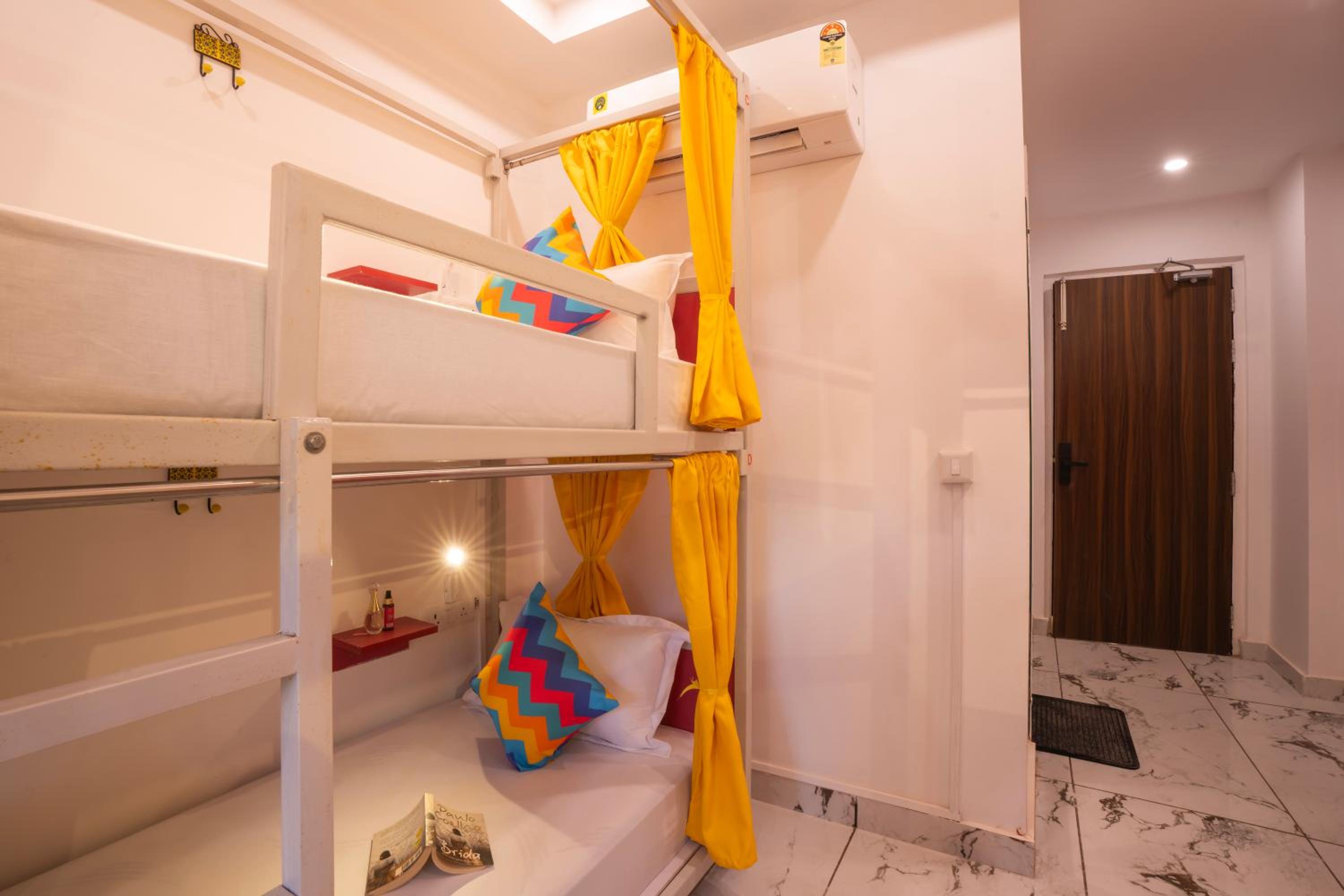 goSTOPS Gurugram, Baani Square PLUS - Private Rooms & Dorms