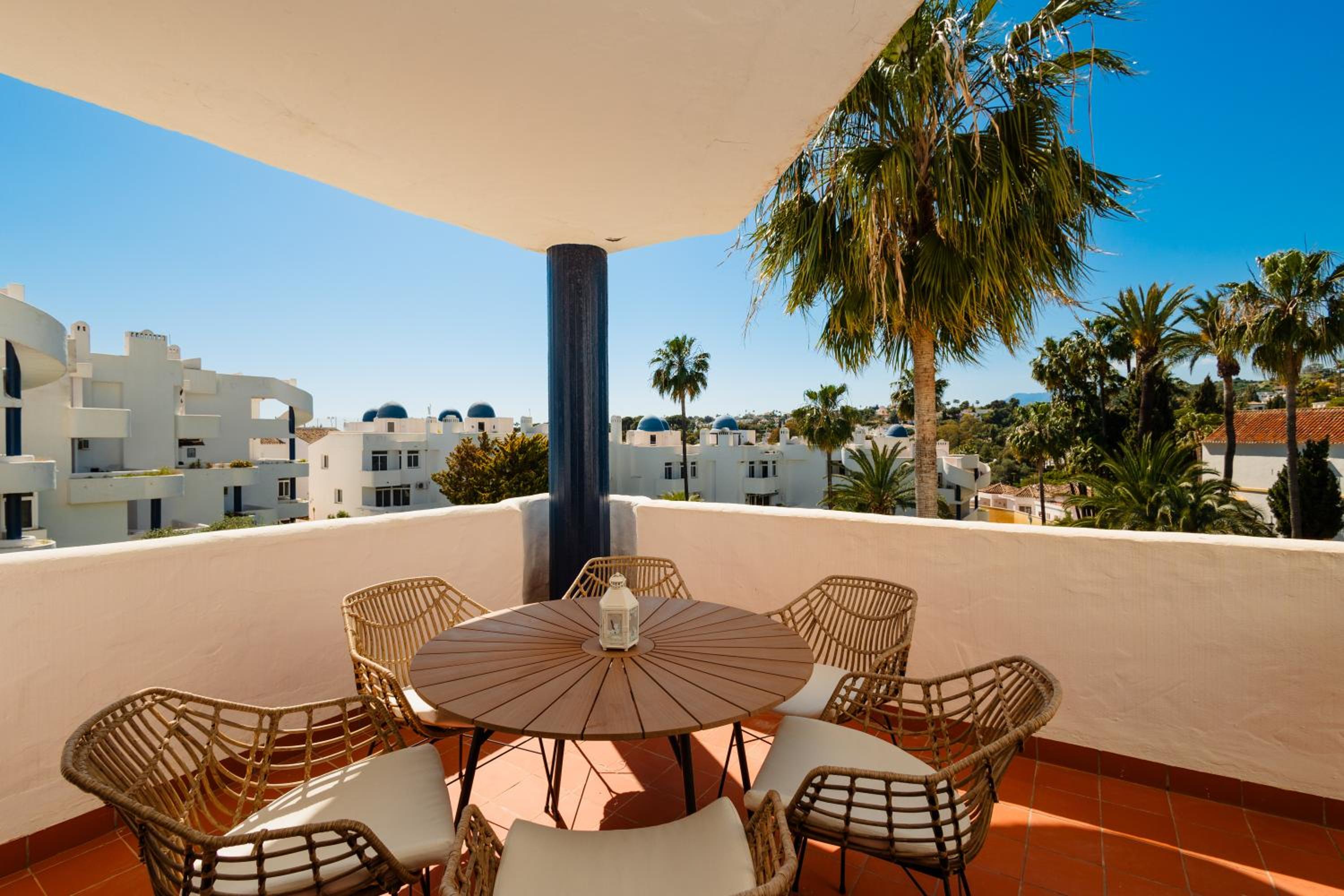 Penthouse with sunny terrace and sea views