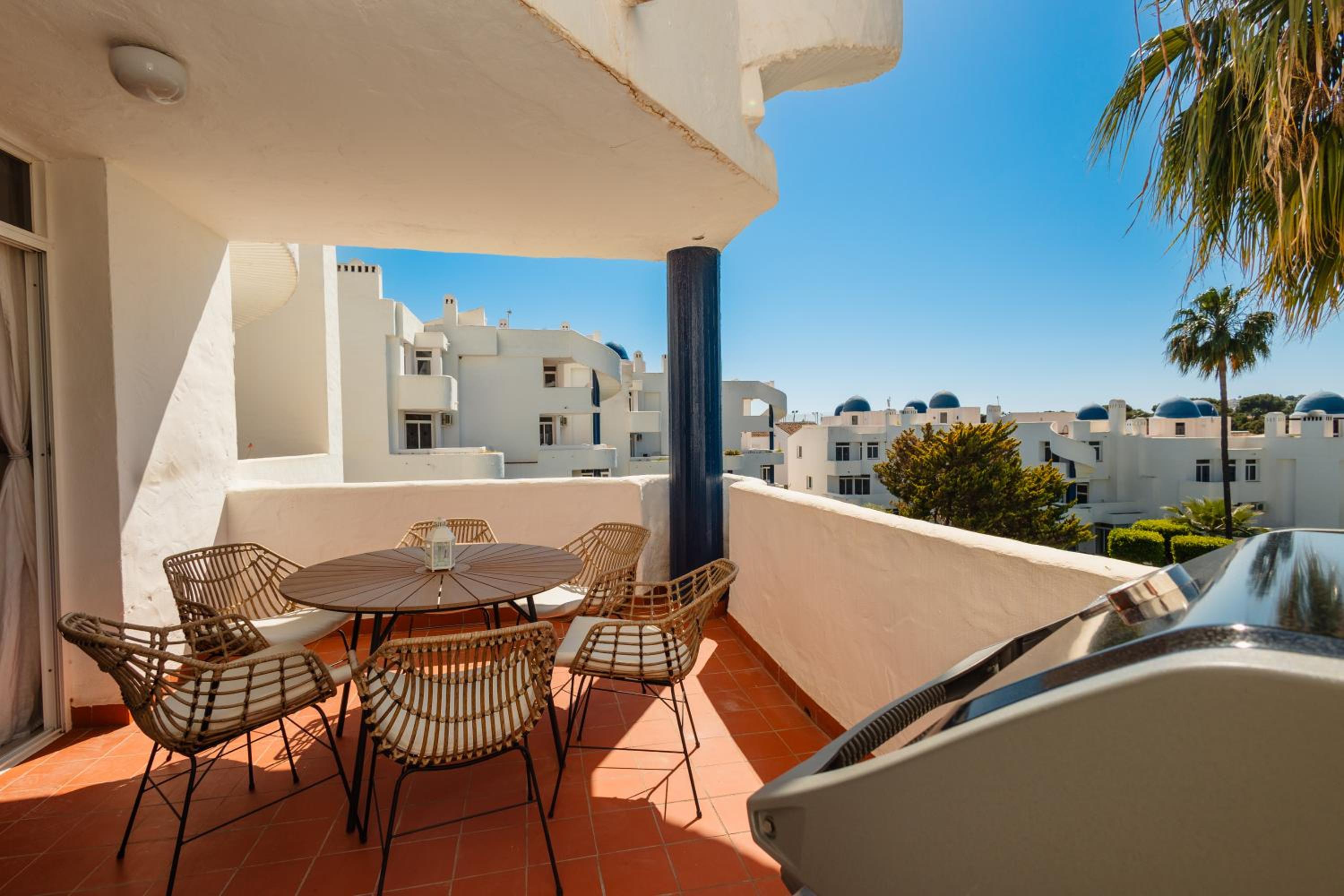 Penthouse with sunny terrace and sea views