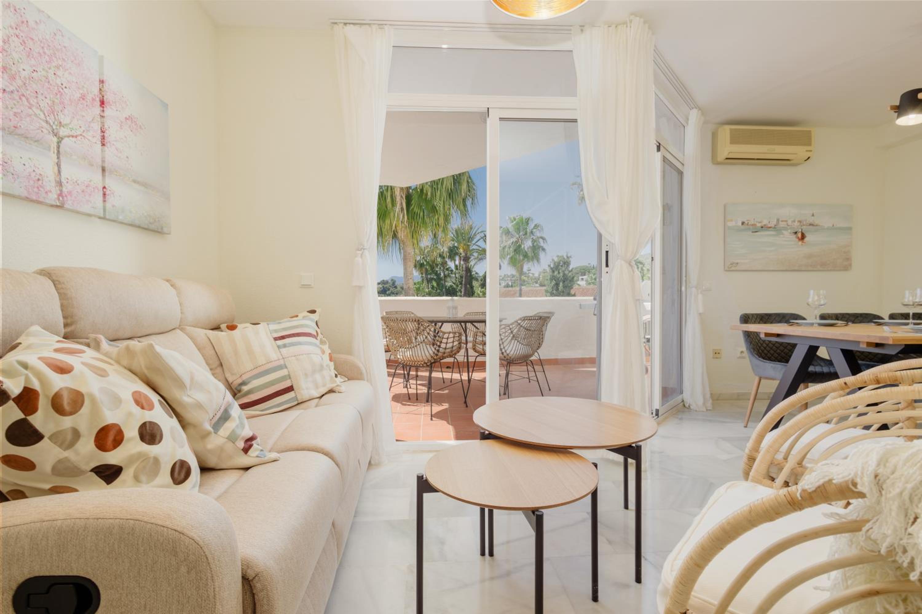 Penthouse with sunny terrace and sea views