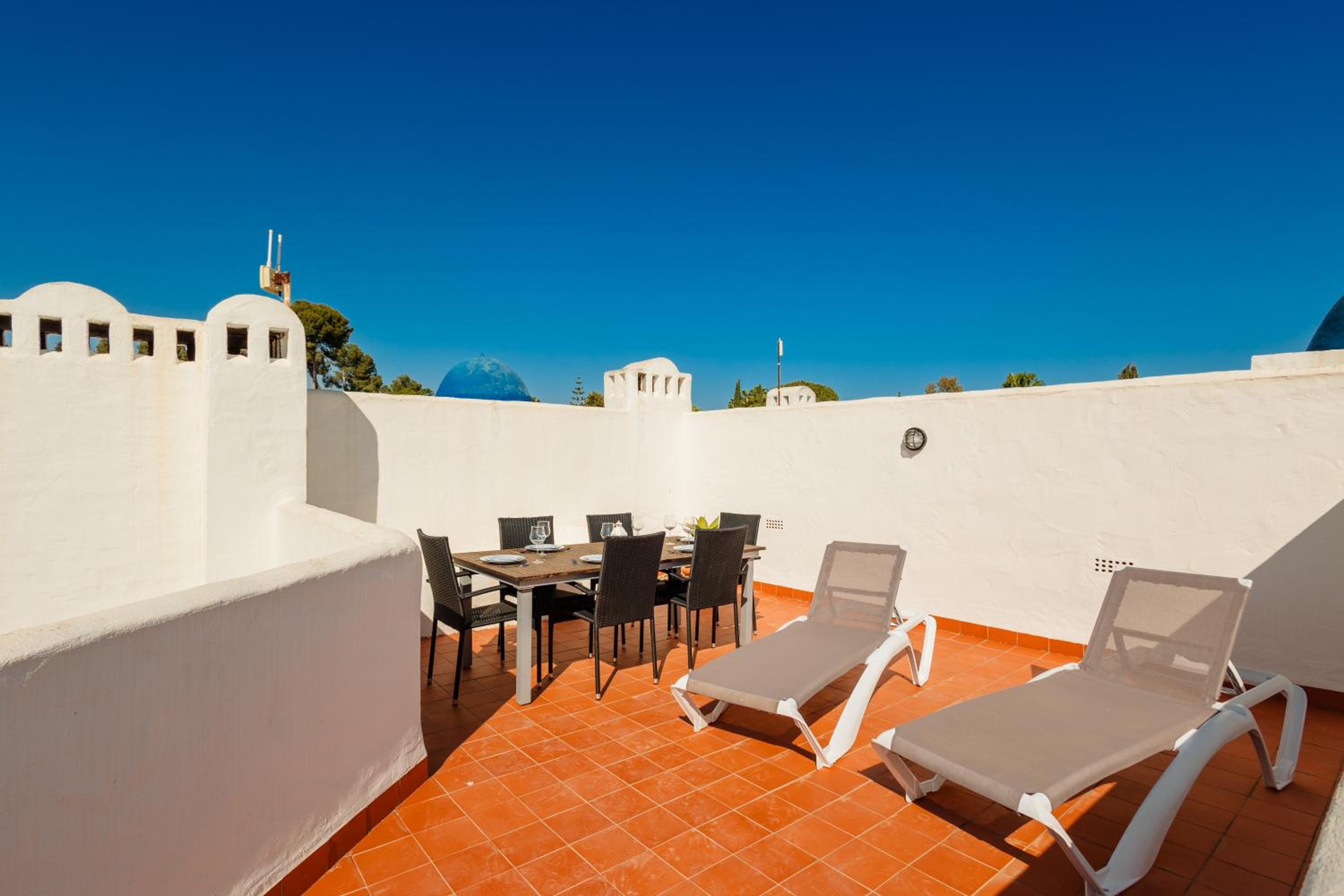 Penthouse with sunny terrace and sea views