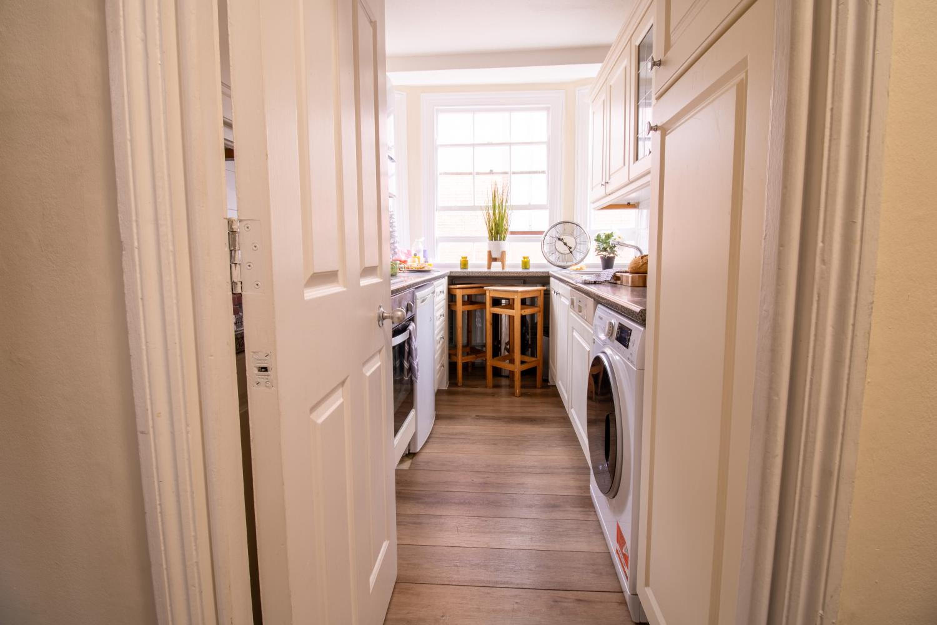 Cosy 2-Bedroom Apartment in Mayfair 8CB - 4th floor no elevator
