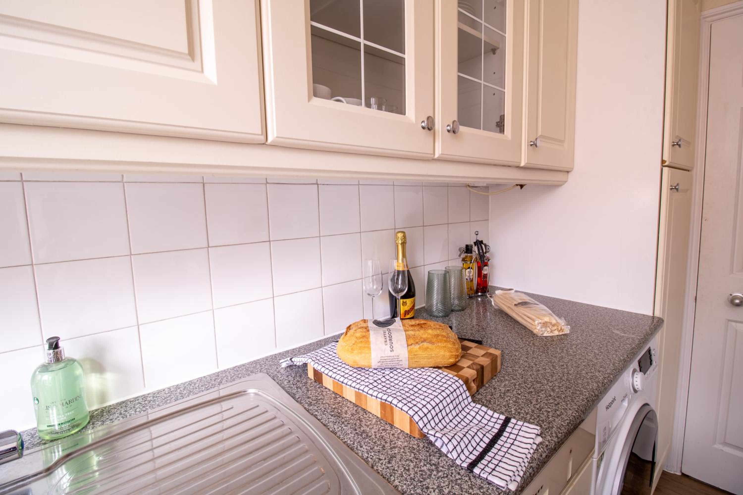 Cosy 2-Bedroom Apartment in Mayfair 8CB - 4th floor no elevator