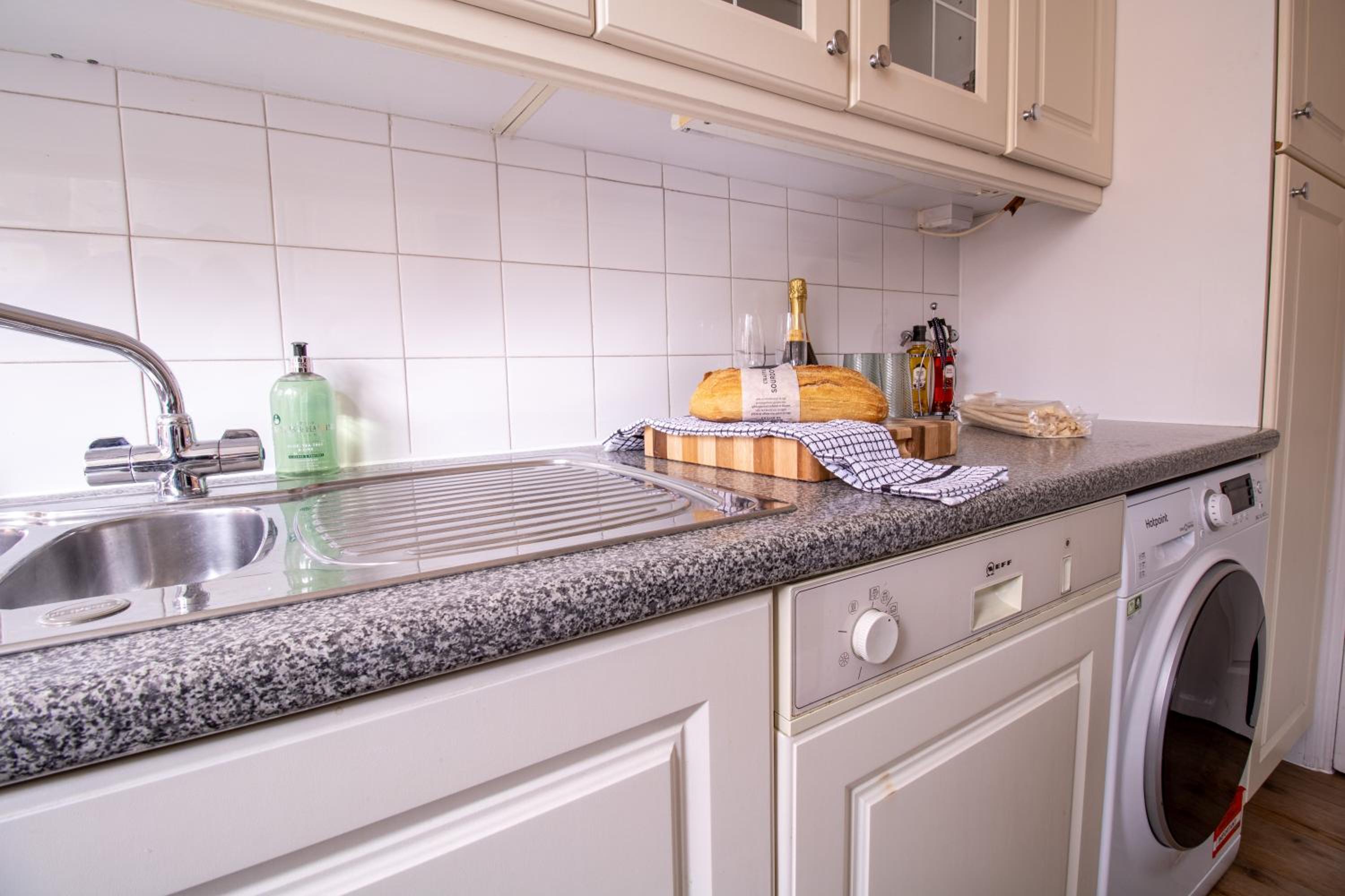Cosy 2-Bedroom Apartment in Mayfair 8CB - 4th floor no elevator