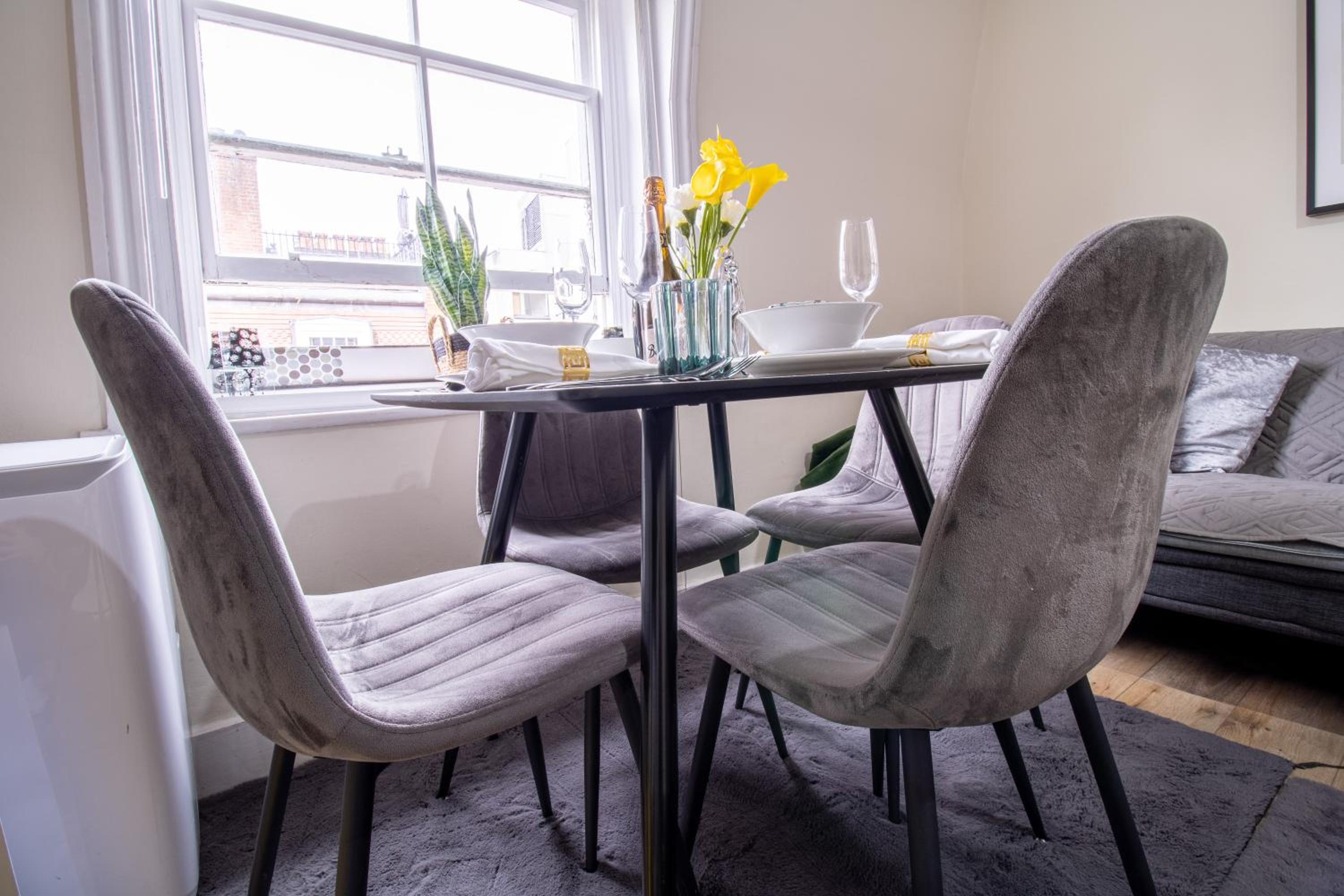 Cosy 2-Bedroom Apartment in Mayfair 8CB - 4th floor no elevator