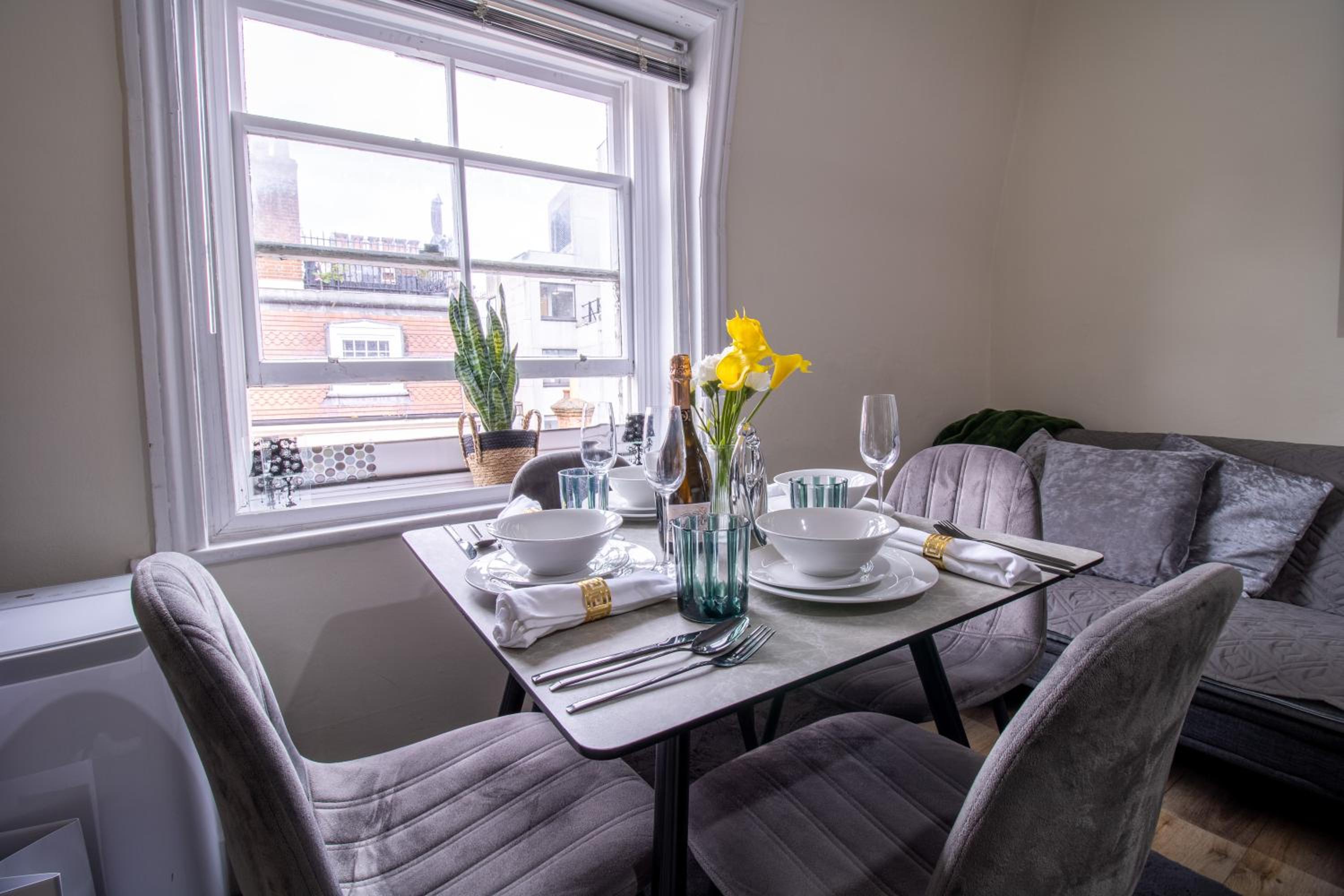 Cosy 2-Bedroom Apartment in Mayfair 8CB - 4th floor no elevator
