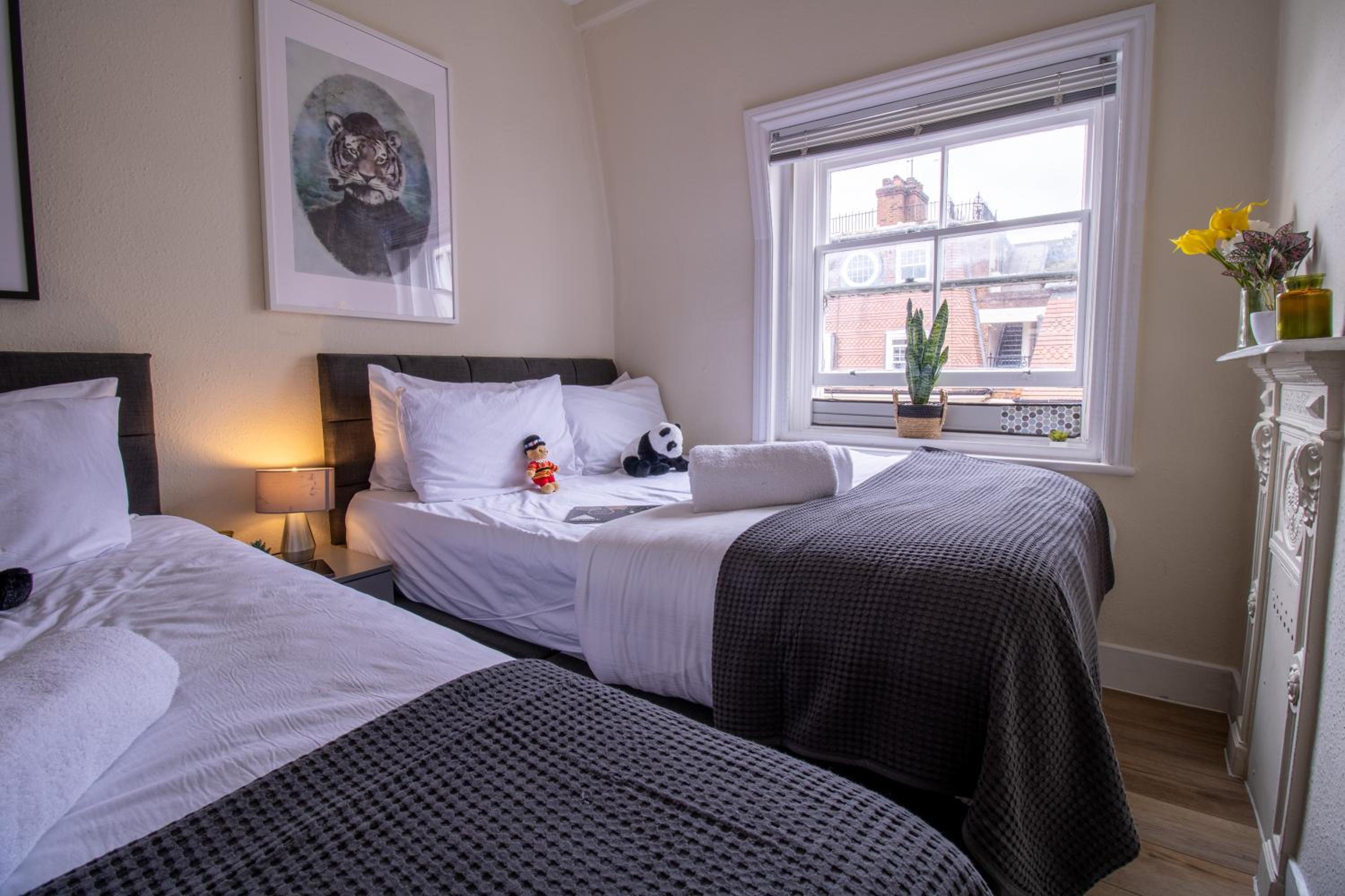 Cosy 2-Bedroom Apartment in Mayfair 8CB - 4th floor no elevator