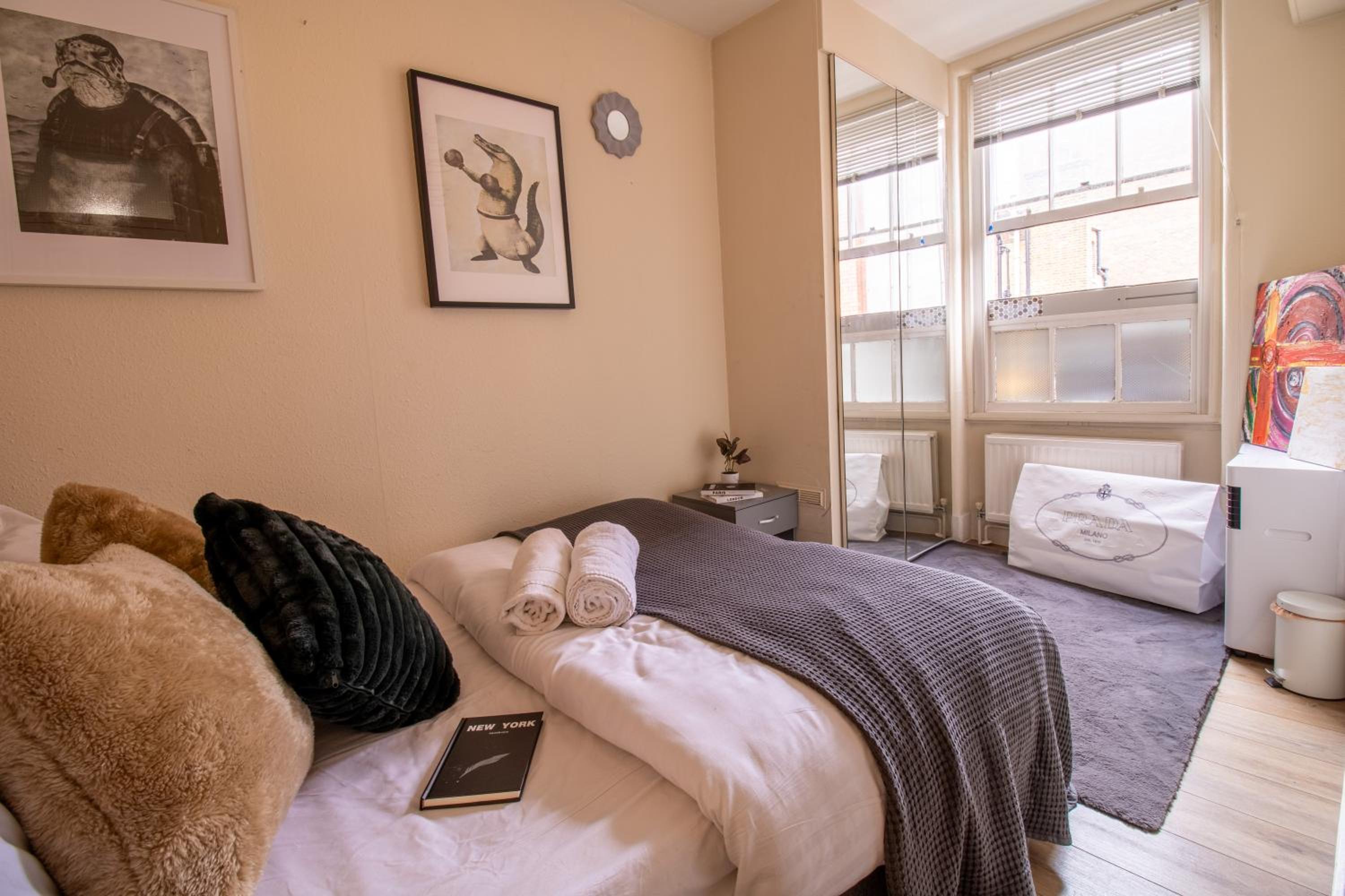 Cosy 2-Bedroom Apartment in Mayfair 8CB - 4th floor no elevator