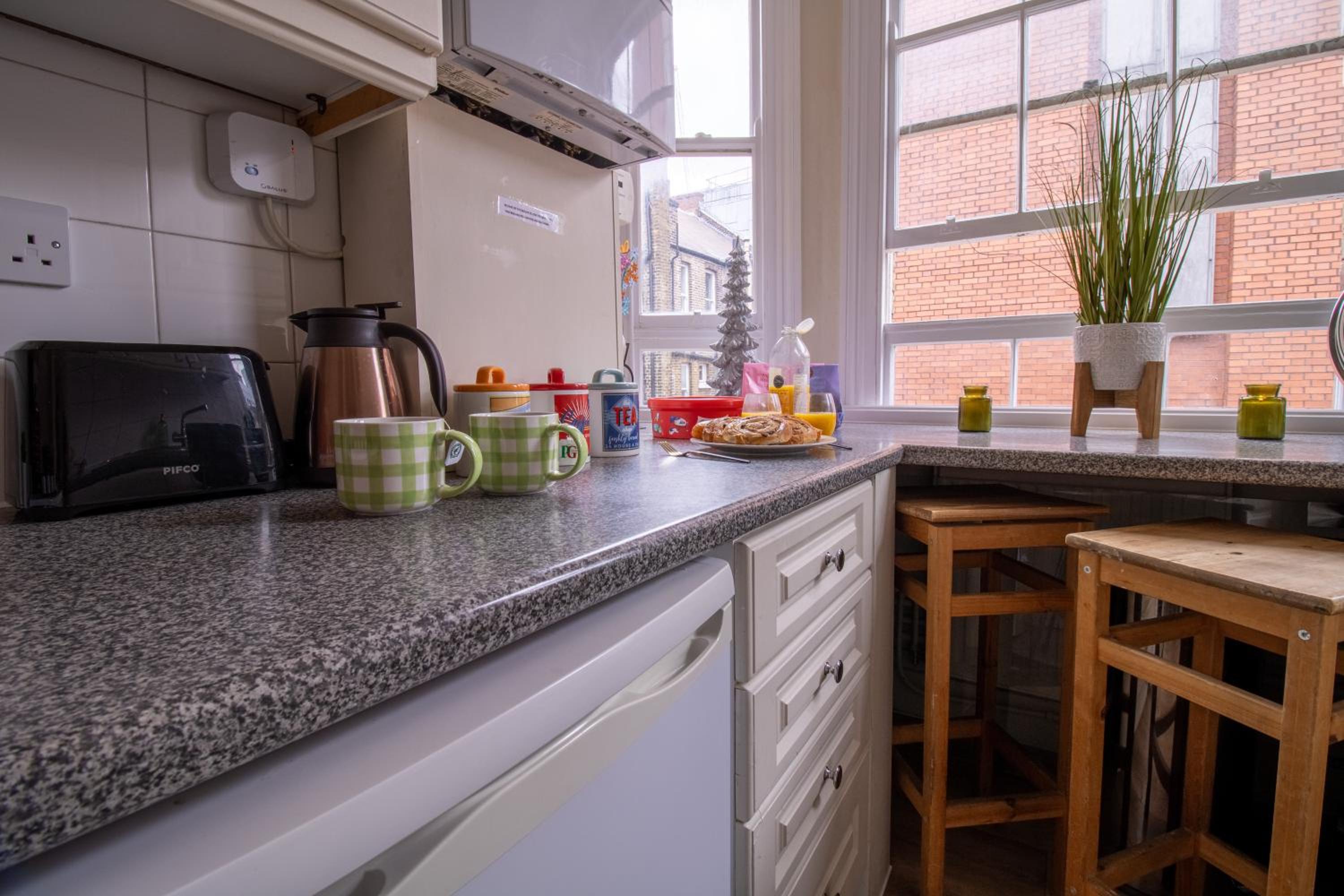 Cosy 2-Bedroom Apartment in Mayfair 8CB - 4th floor no elevator