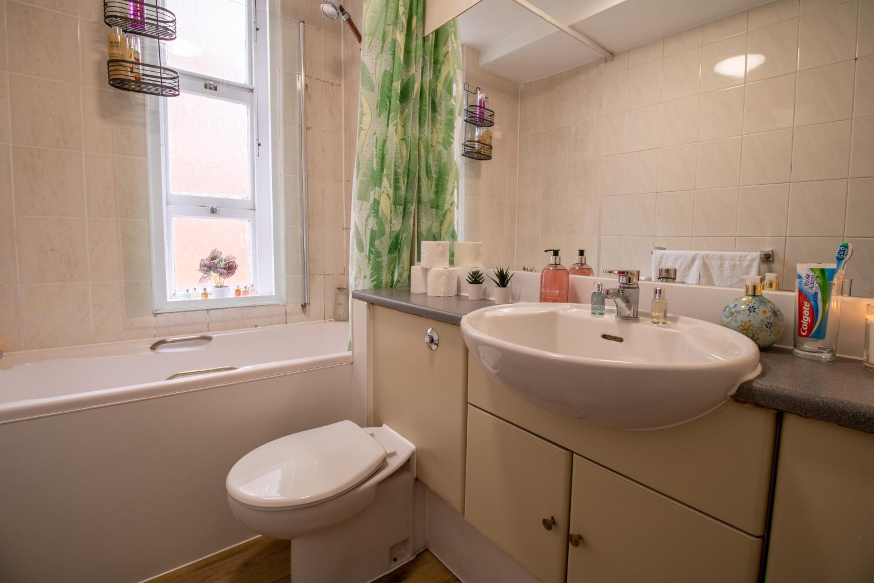Cosy 2-Bedroom Apartment in Mayfair 8CB - 4th floor no elevator