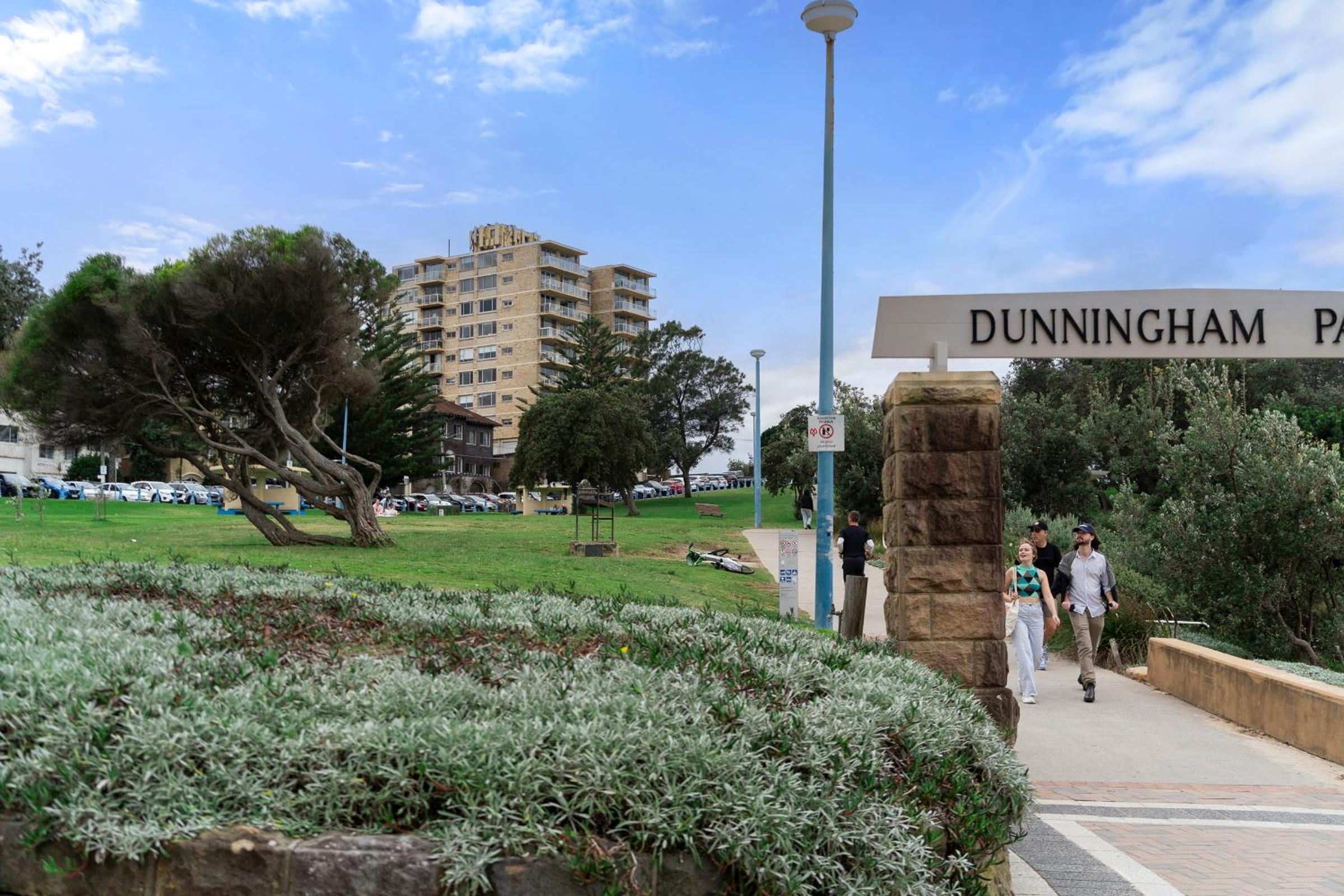 Stylish 1BR Apartment with Balcony near Coogee Beach