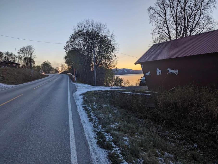 Senja - Charming cottage by the sea with terrace and fantastic view