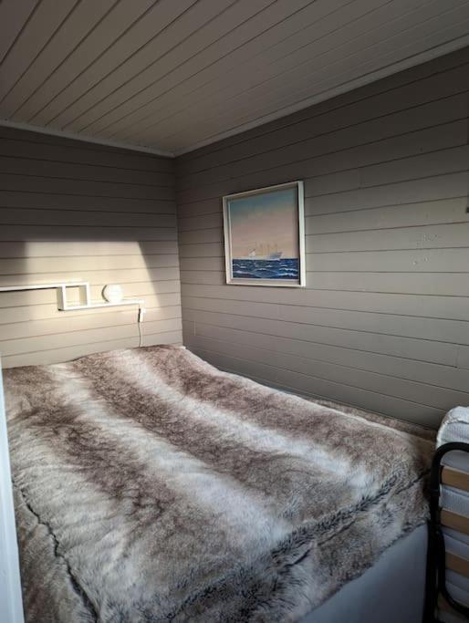 Senja - Charming cottage by the sea with terrace and fantastic view