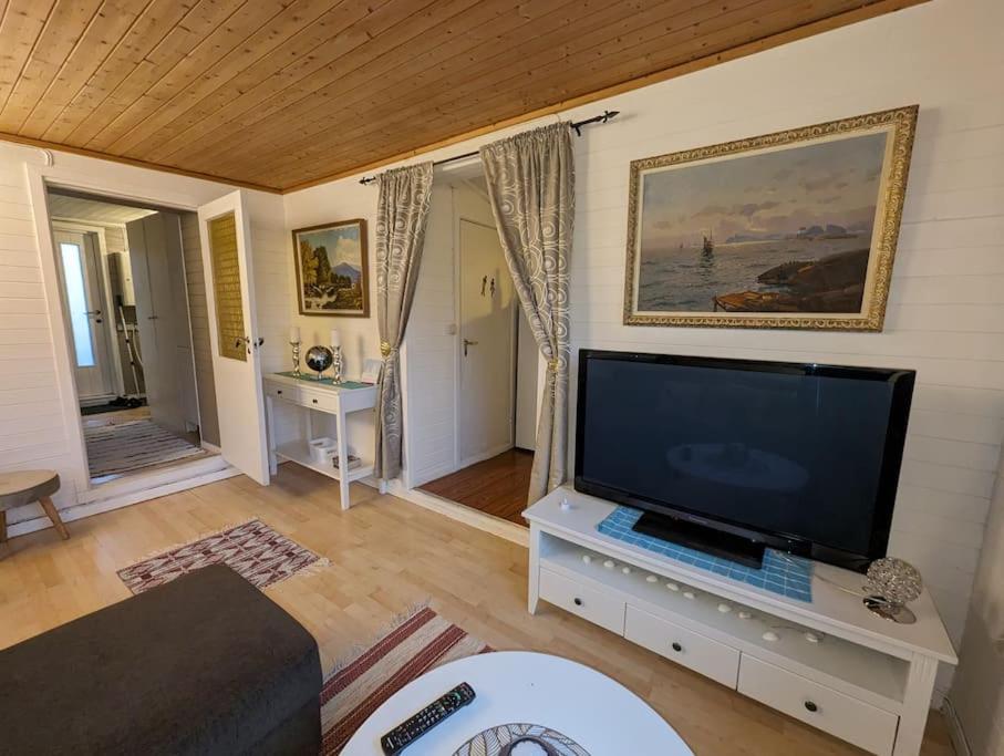 Senja - Charming cottage by the sea with terrace and fantastic view