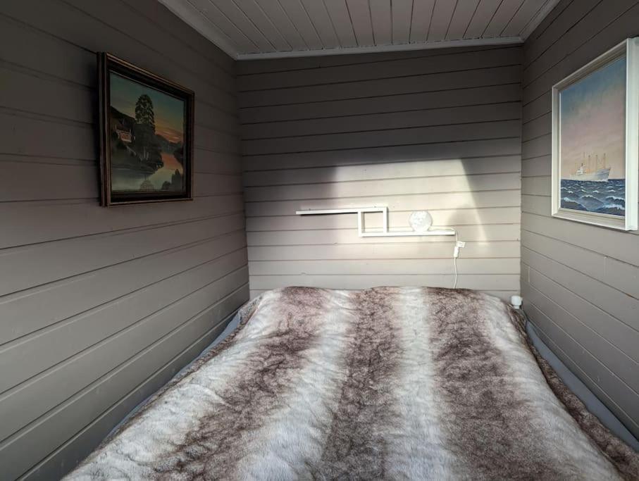 Senja - Charming cottage by the sea with terrace and fantastic view