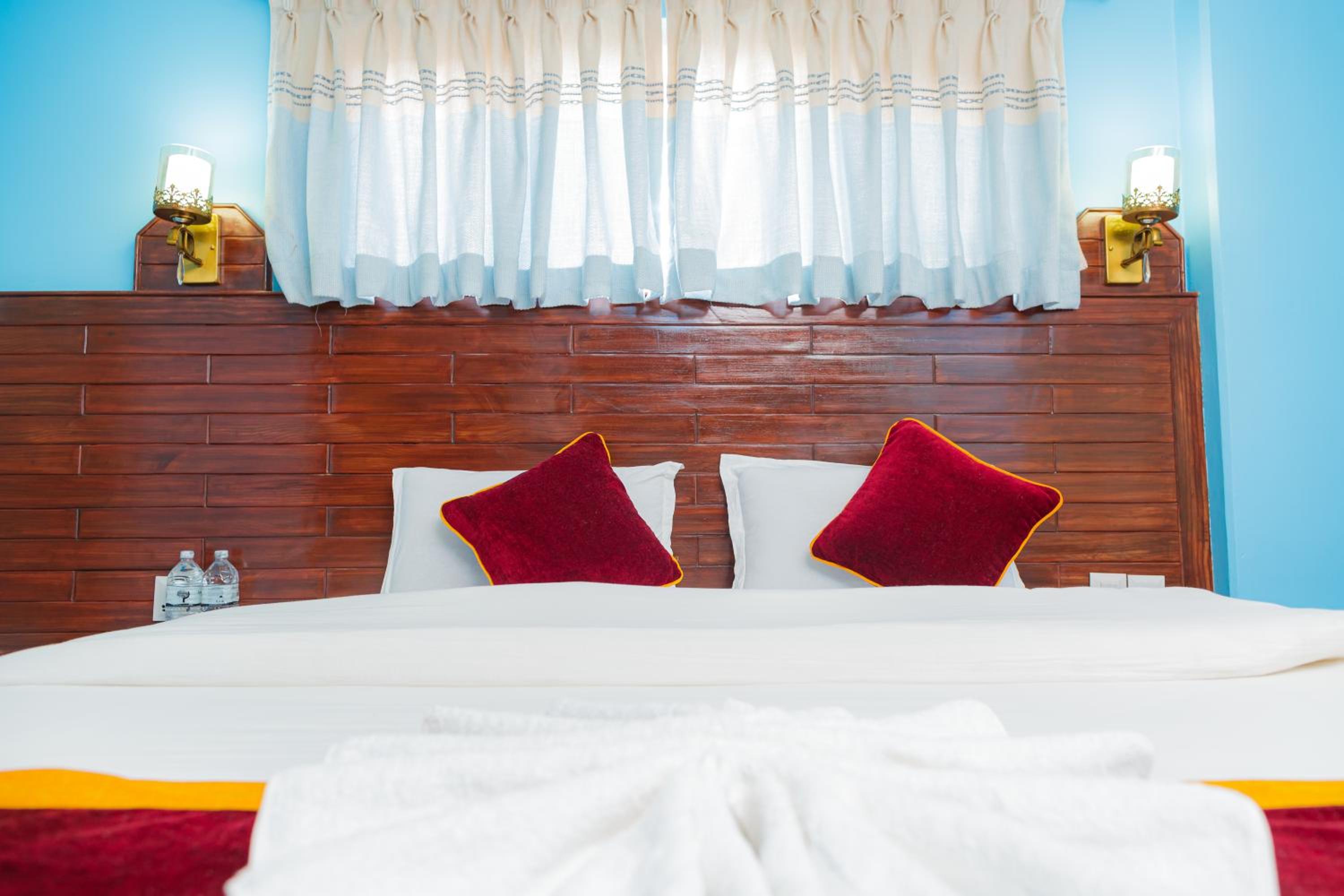Hotel The Billabong Garden Pokhara view 4