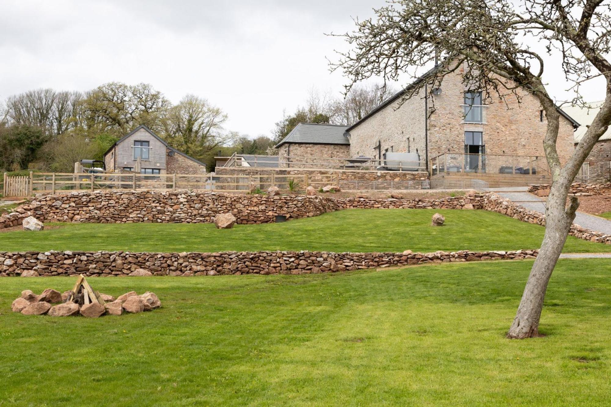 The Dairy, Higher Yalberton Farm - Free parking, Countryside view, Hot tub