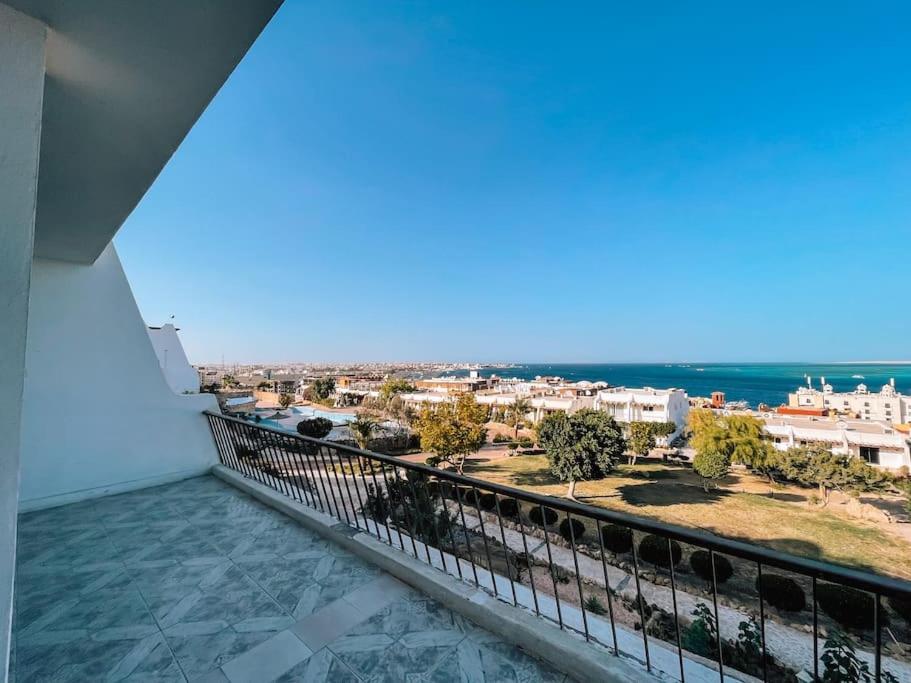 Seaview & Pool 3-Bedroom for Families & Groups view 2