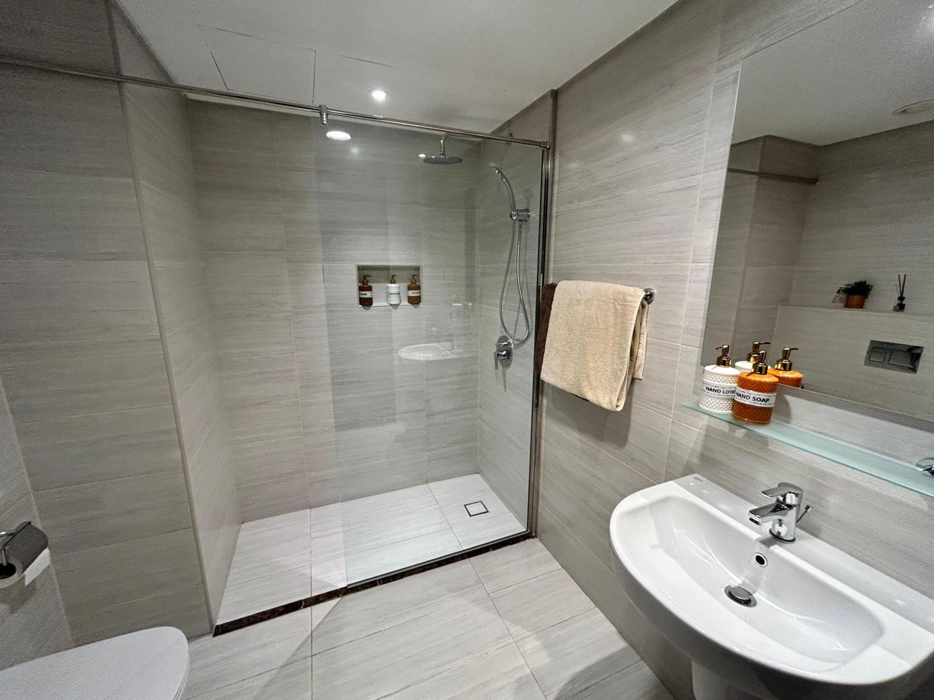 Luxury Romantic Sea View Apartment-ERAإقامة هادئة إطلالة بحرية موقع استثنائي- Manama
