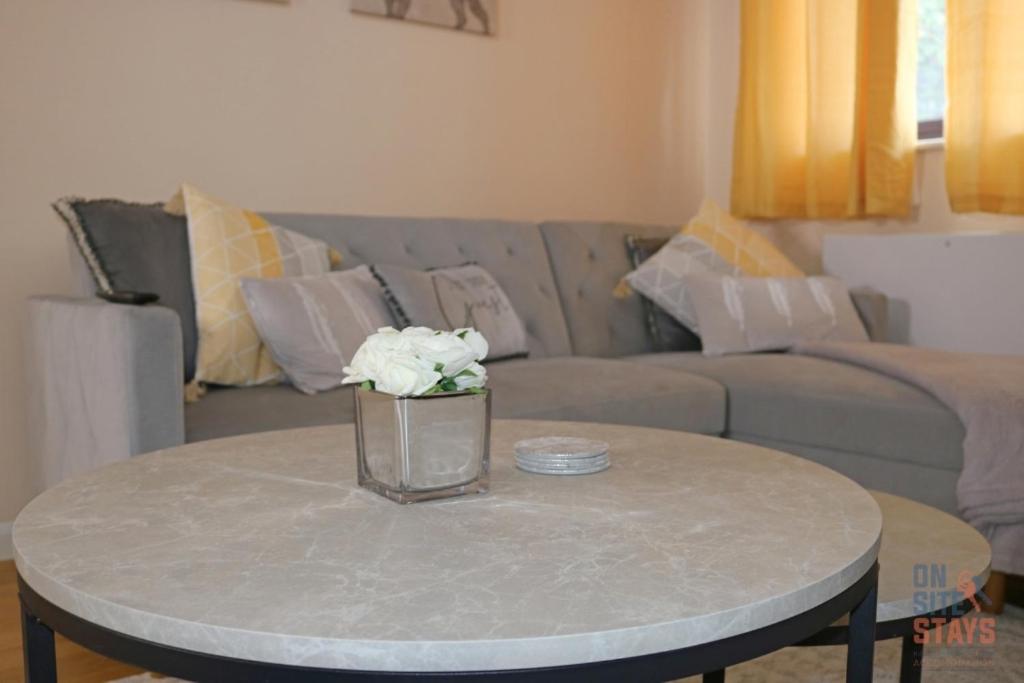 Cosy ground floor 2 bedroom with Wifi and lots of Parking view 3