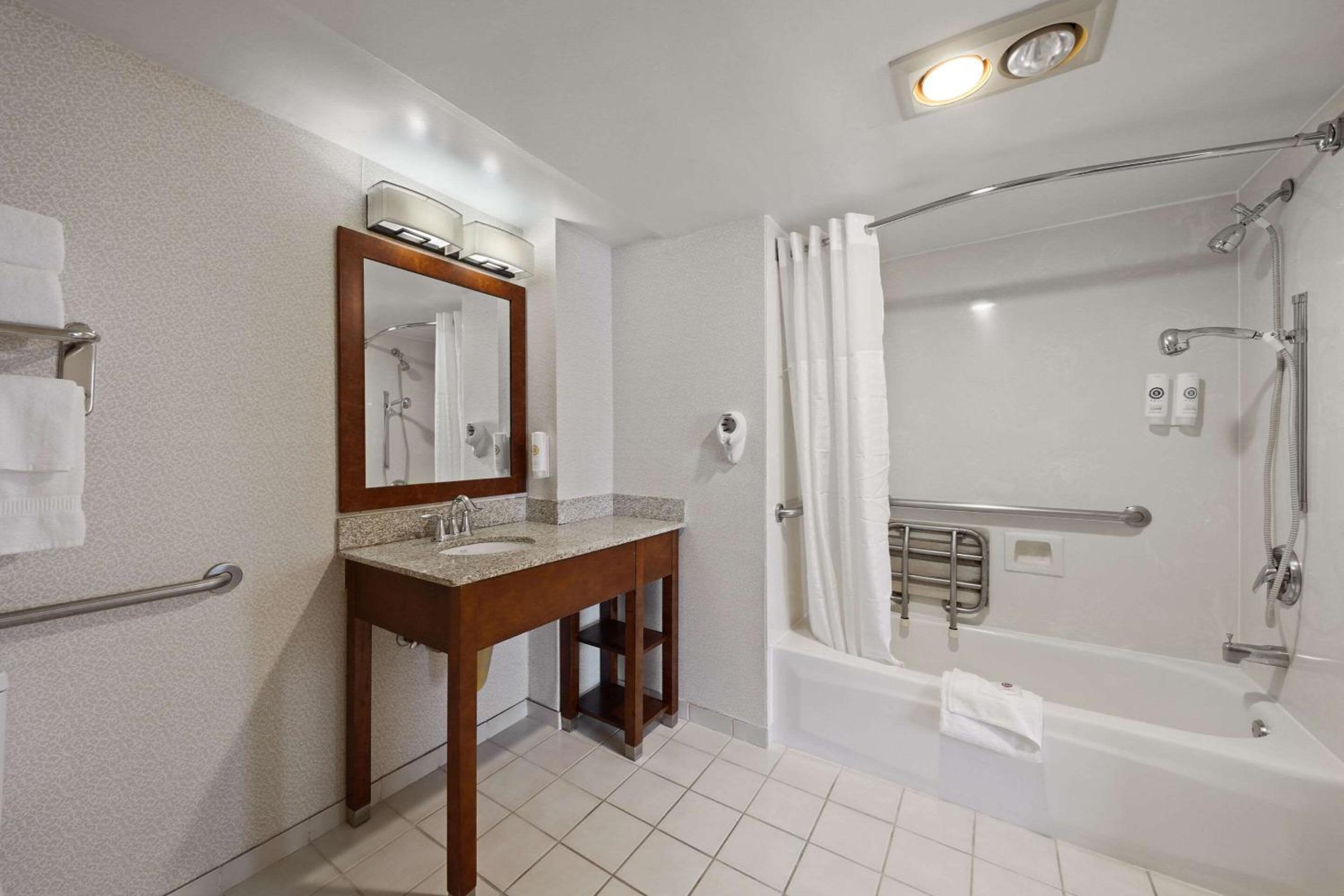 Comfort Inn By the Bay 3