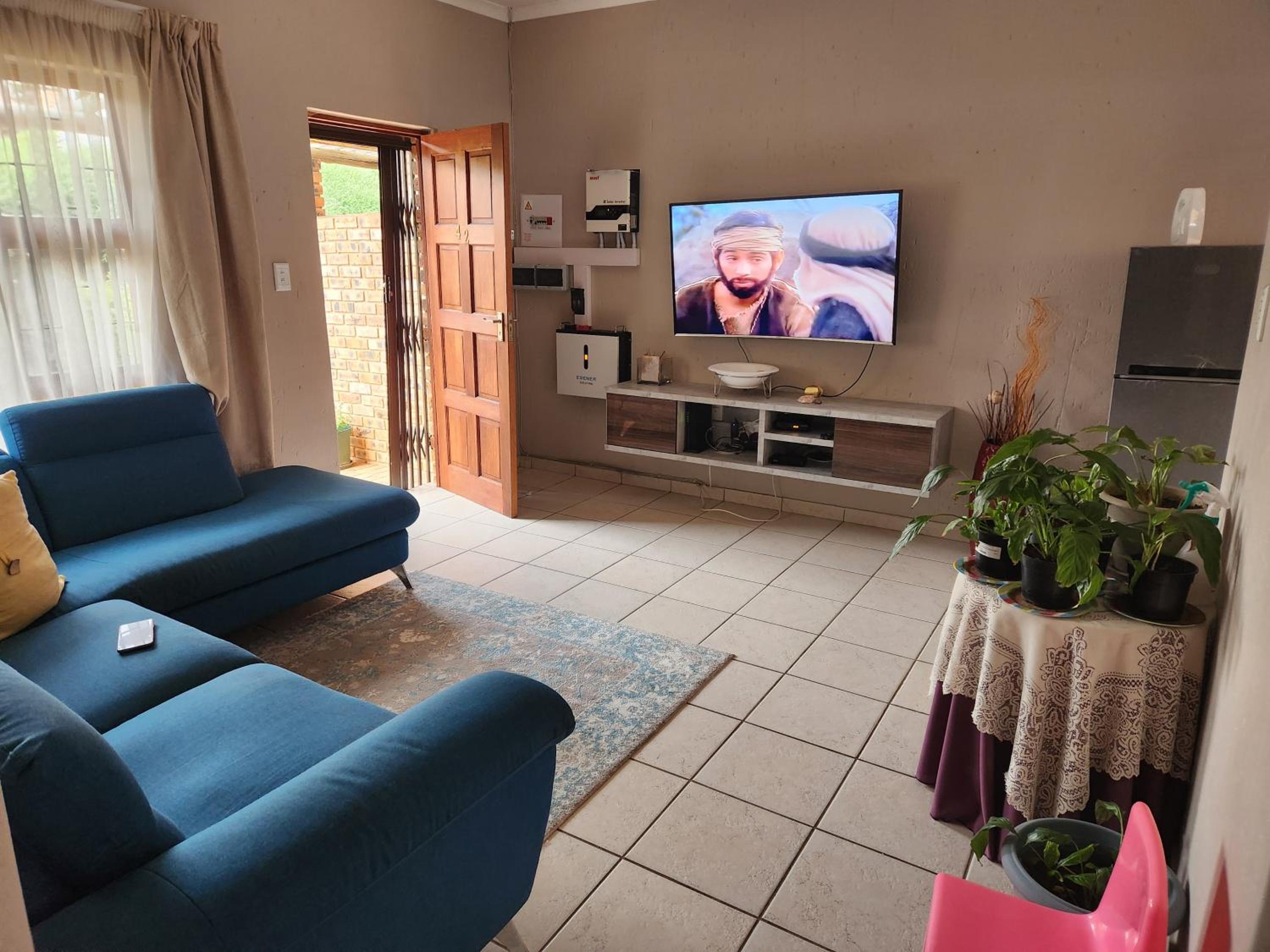 KwaSihle on Boundary is a charming 2 bedroomed unit that accommodates 4 people, situated in a peaceful and secure estate. view 3