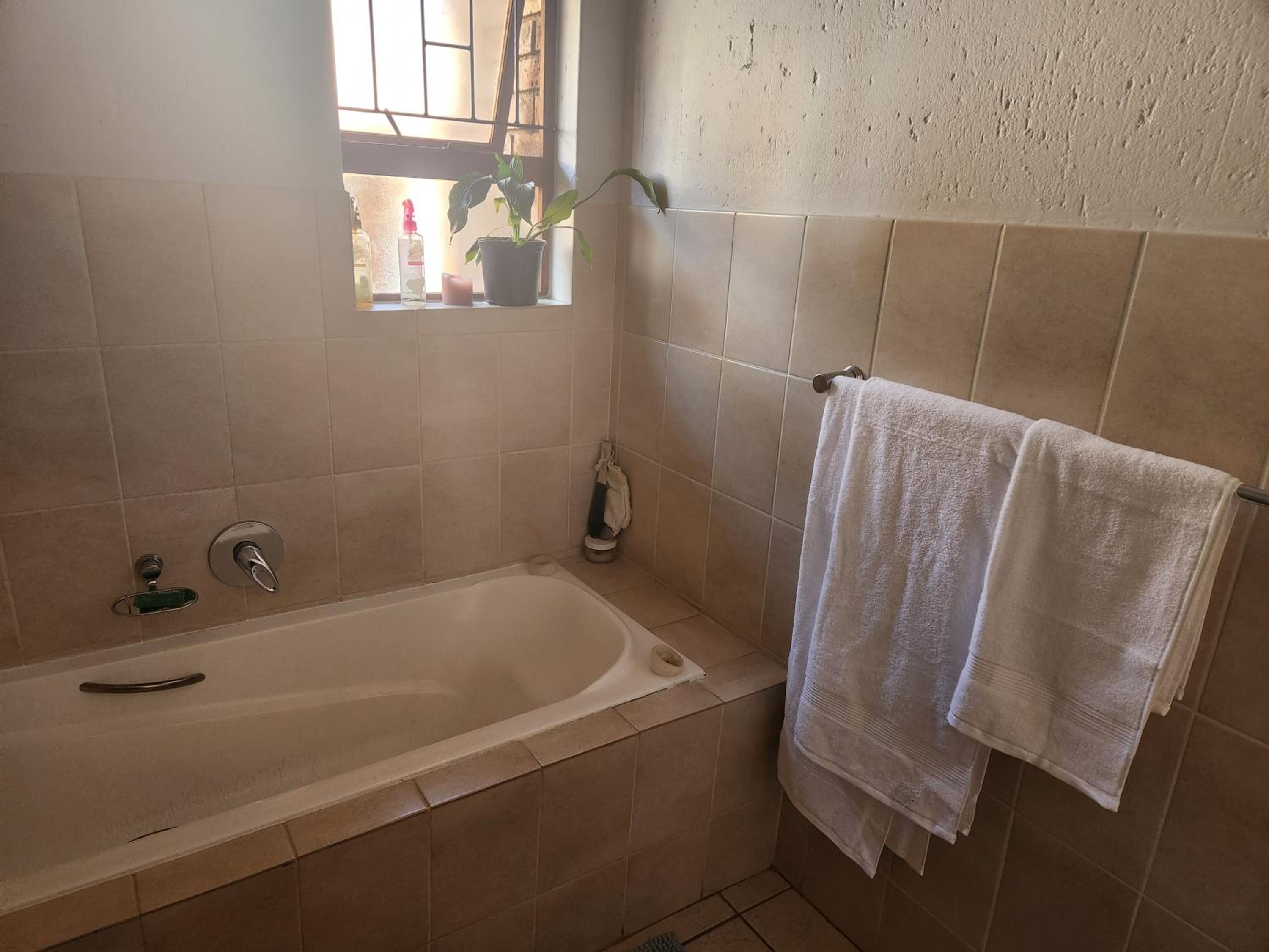 KwaSihle on Boundary is a charming 2 bedroomed unit that accommodates 4 people, situated in a peaceful and secure estate. view 5
