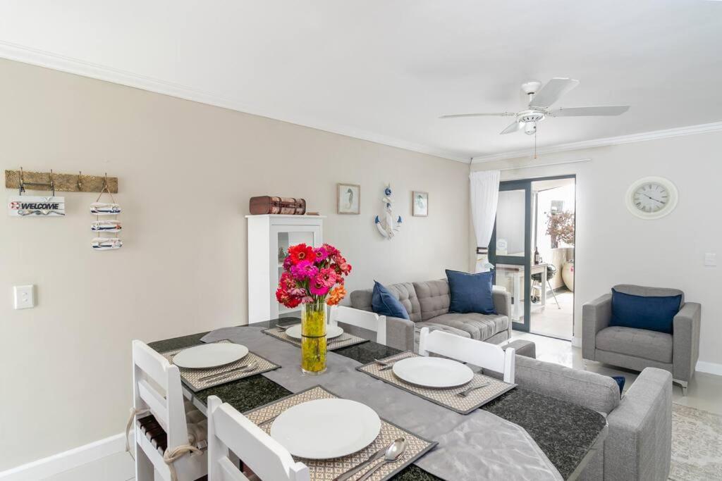 Sandstone - 2 x Bedroom Apartment! view 3