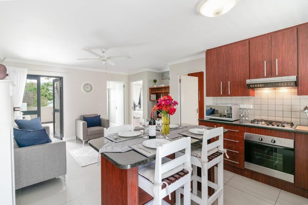 Sandstone - 2 x Bedroom Apartment! view 5