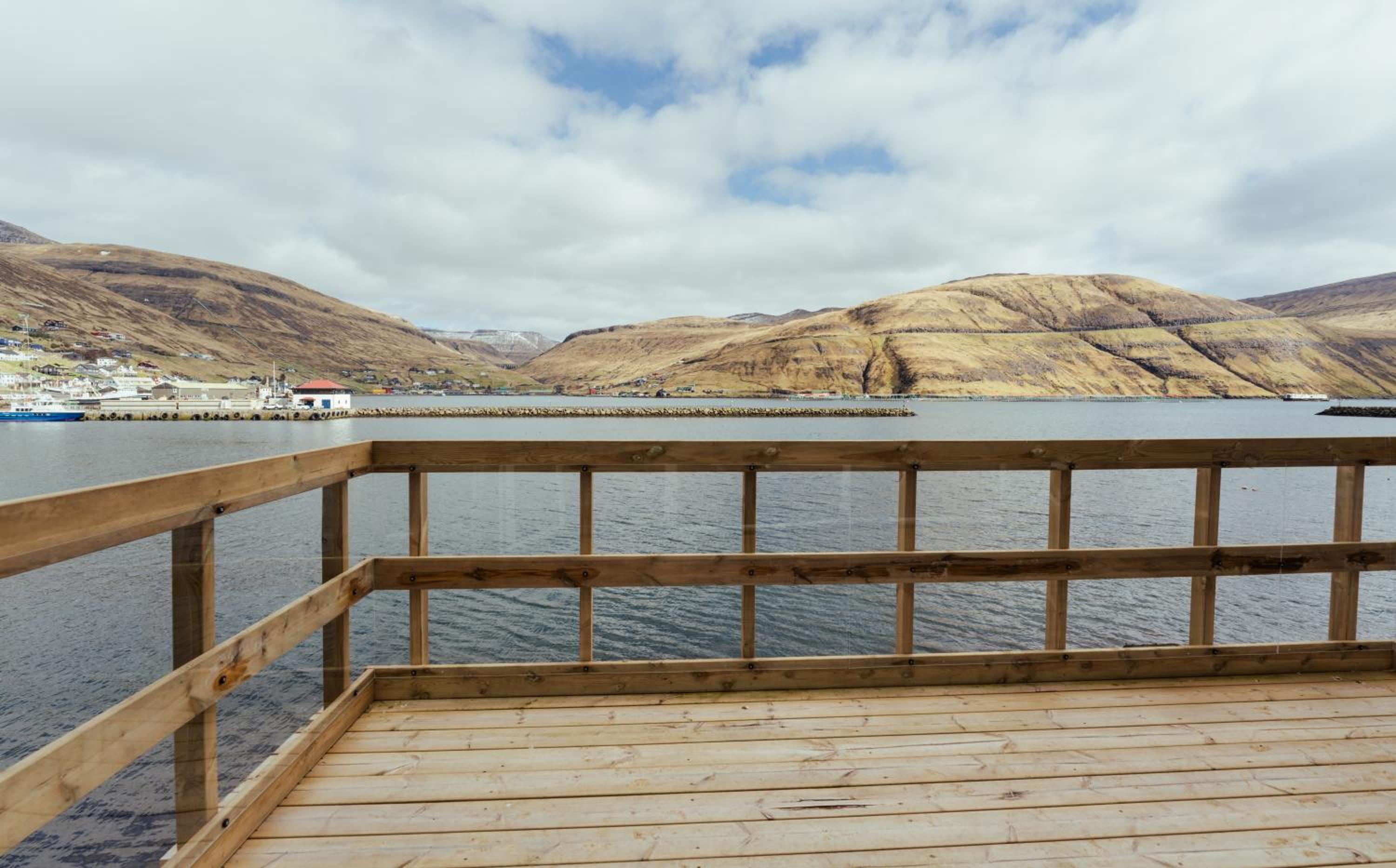 Seaside Nest - Charming Waterfront Retreat