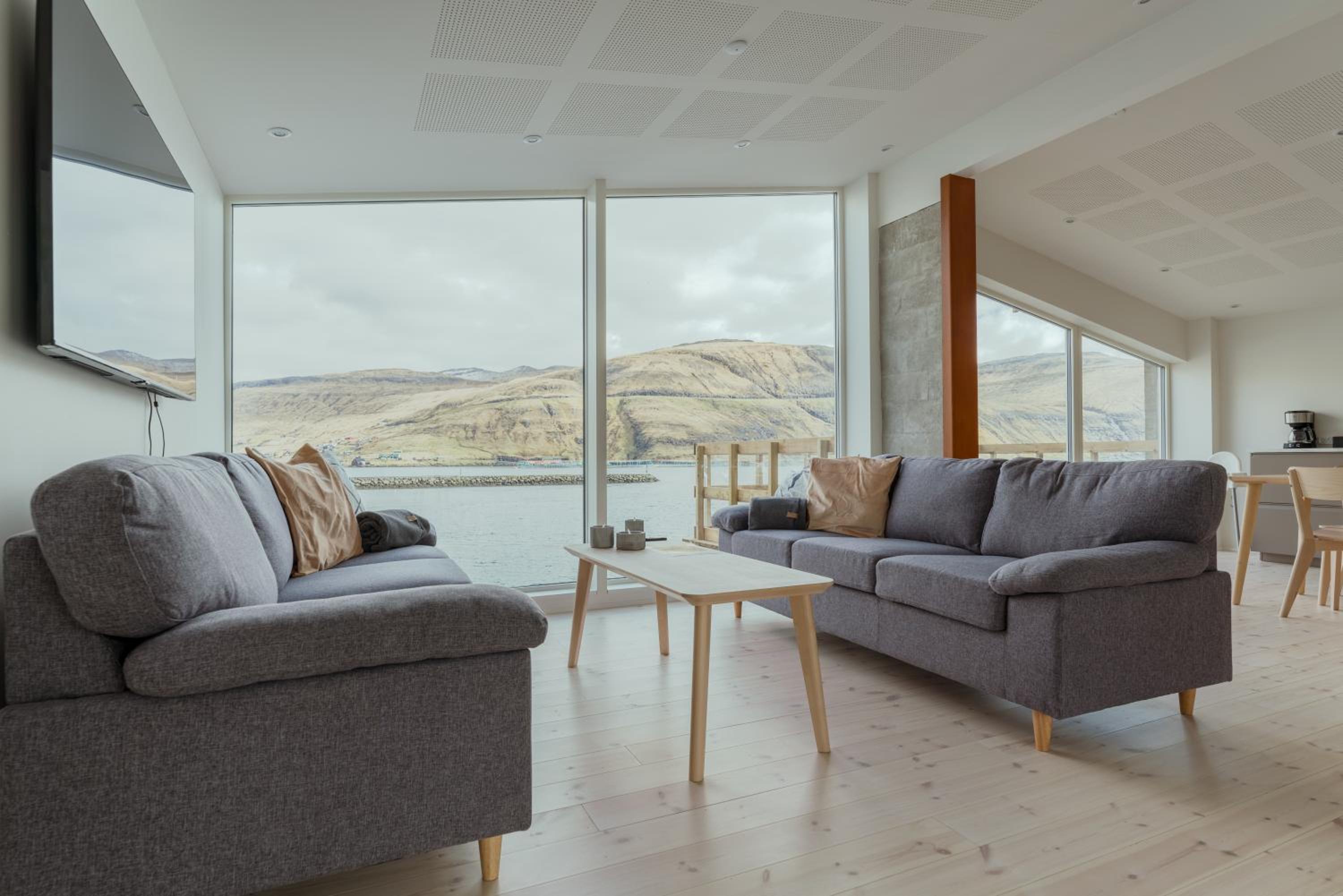 Seaside Nest - Charming Waterfront Retreat