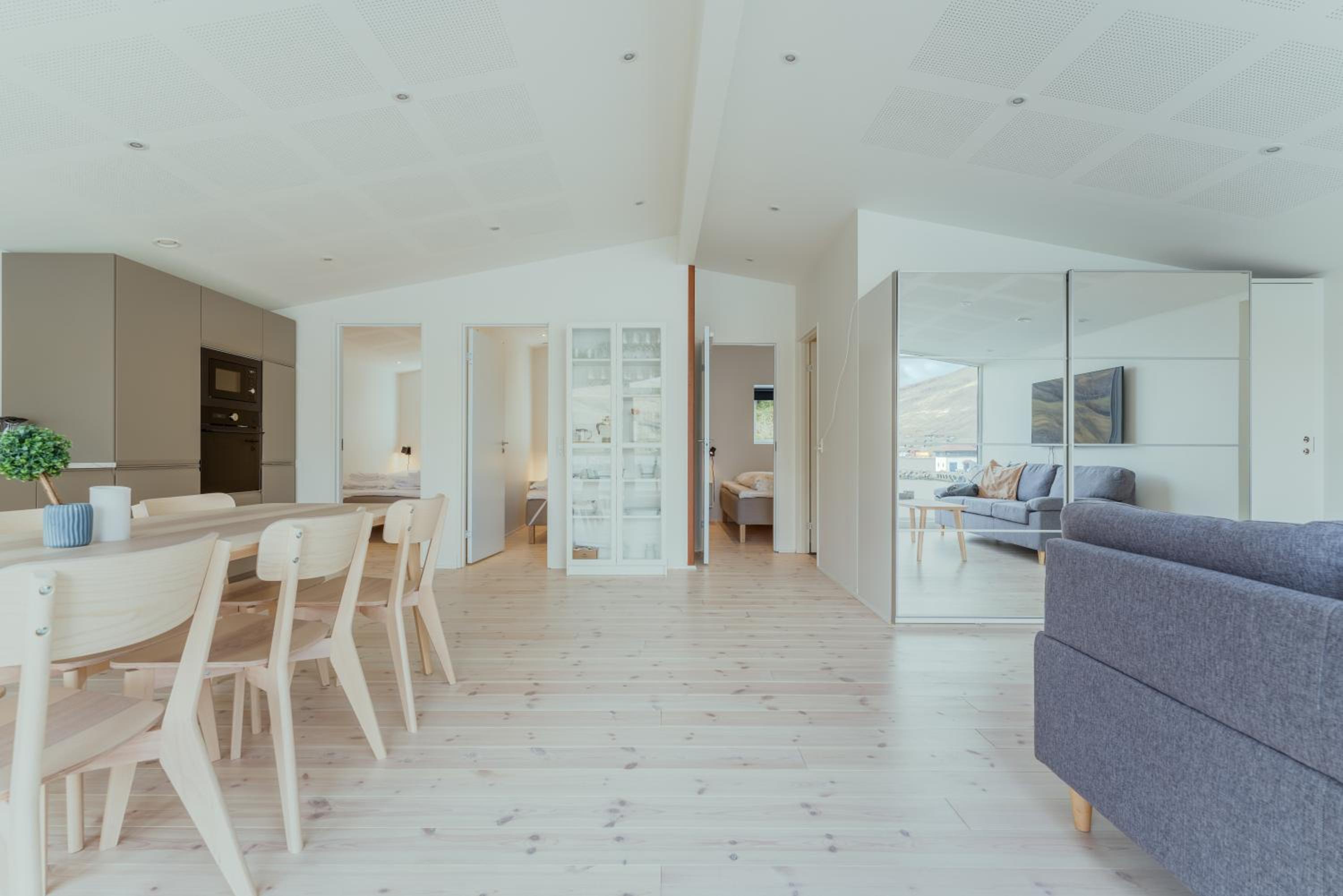Seaside Nest - Charming Waterfront Retreat