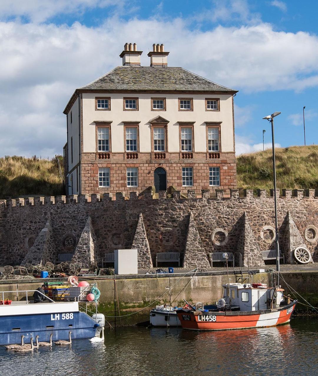 Gunsgreen Apartment- LARGE two floor apartment!! Sleeps up to 11 people, First floor available separately, sleeping 2 people at a reduced rate!!!