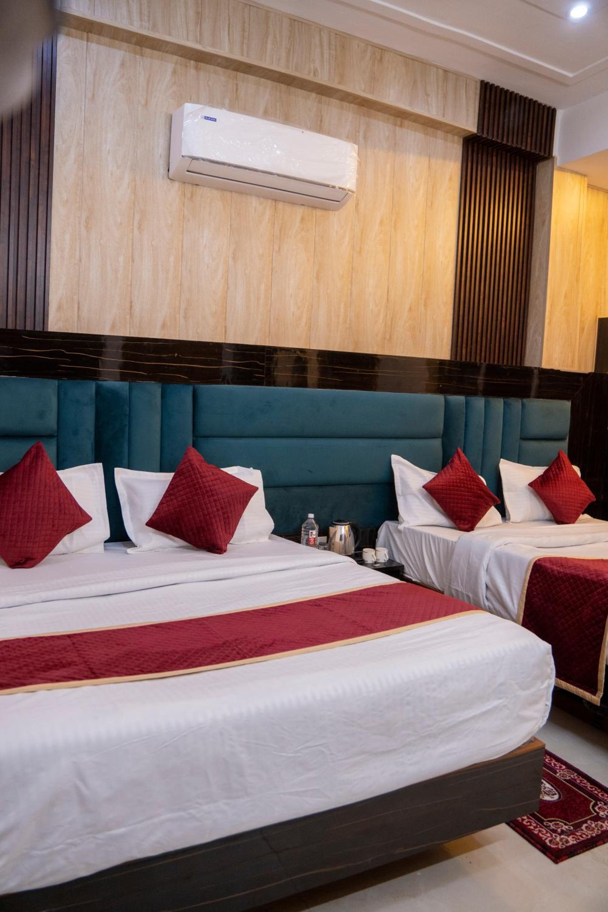 SR GUEST HOUSE & HOTEL