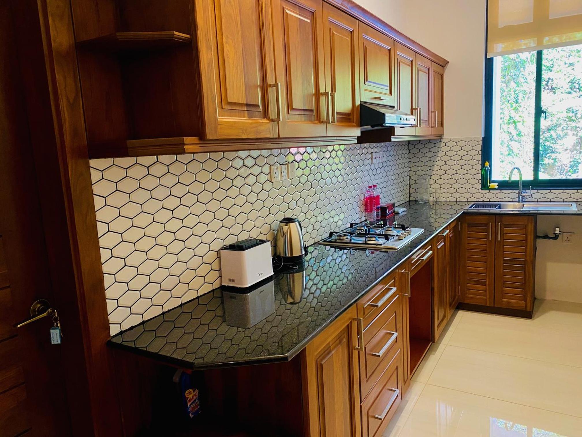 `Kandy Lake Round Apartment view 2