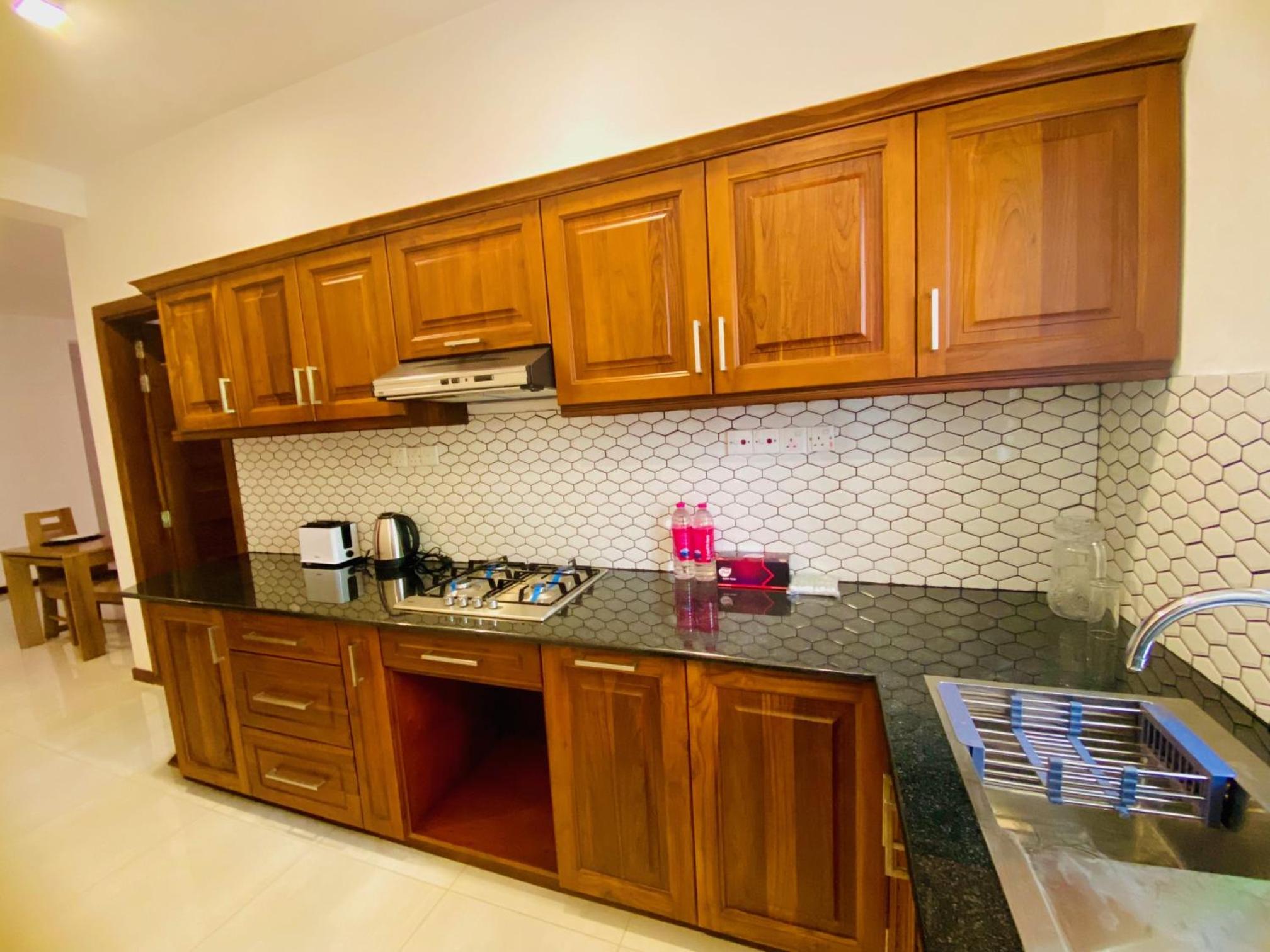 `Kandy Lake Round Apartment view 5