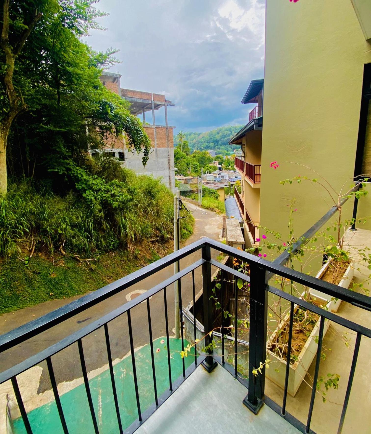 `Kandy Lake Round Apartment view 3