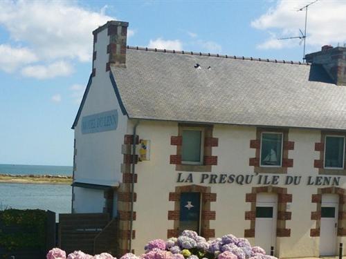 La presqu' île du Lenn face à la mer view 4