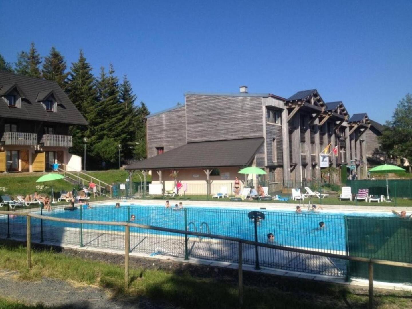 appartement dans station Super Besse 4ou5 pers piscine