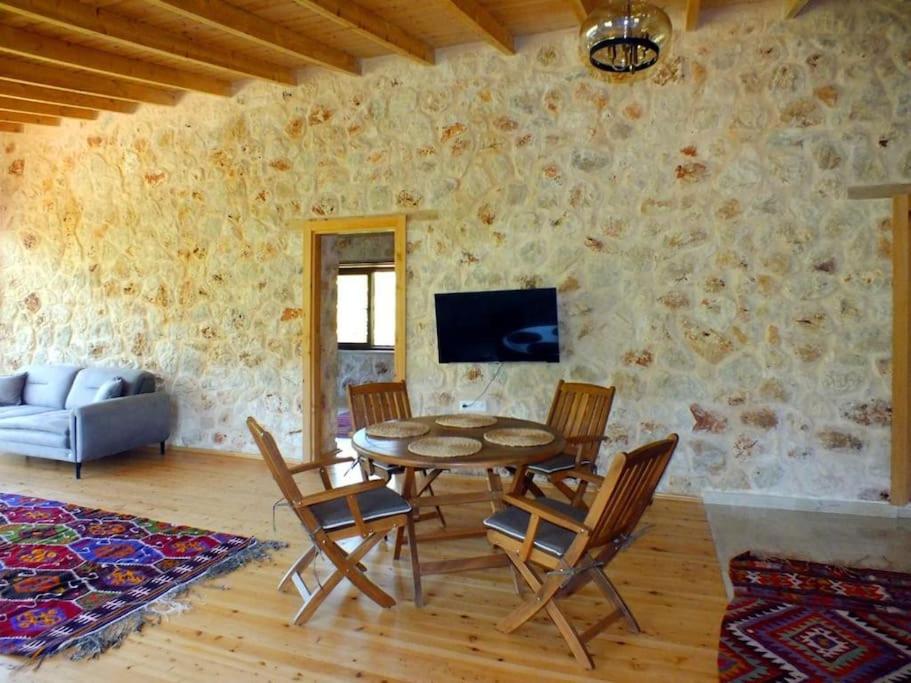 Dağ manzaralı Taş ev view 2