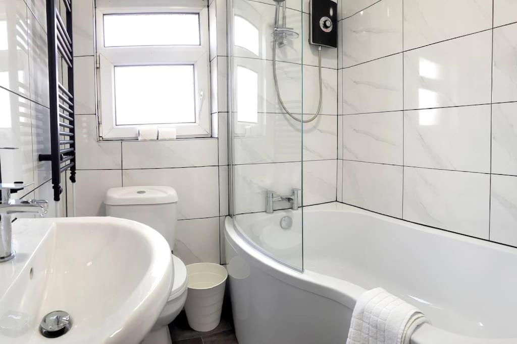 Family-Friendly 4BR Home Near Beach view 4