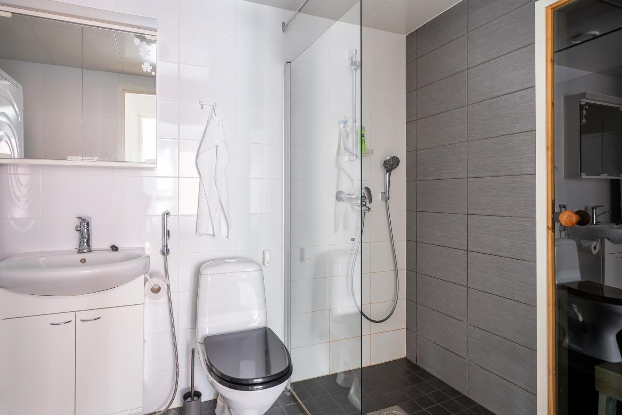 2 BR apartment with Sauna, Free parking and center location view 3